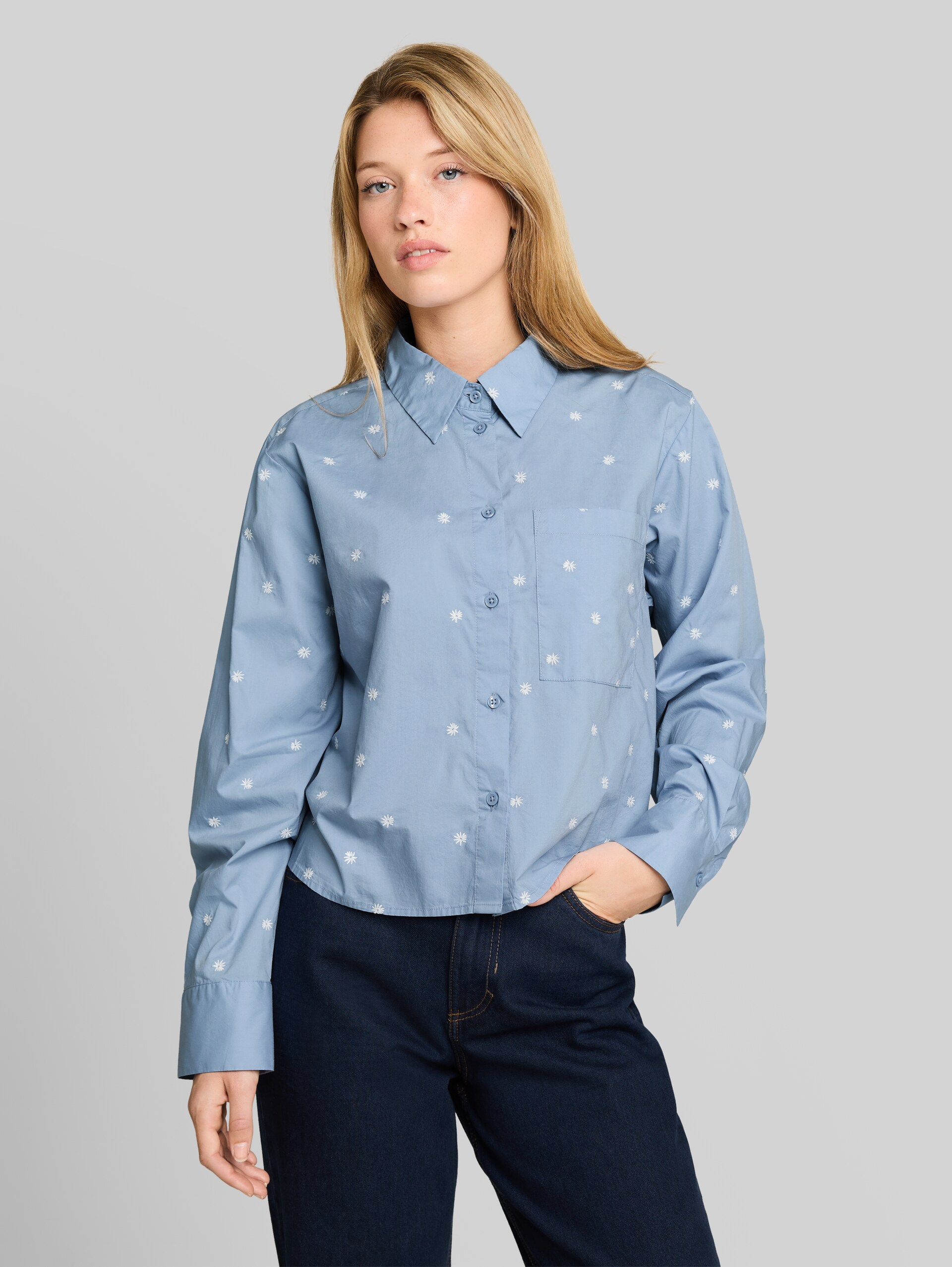 Boxy-fit shirt blouse with embroidery - midblue white daisy embroidery - Neckline model front view