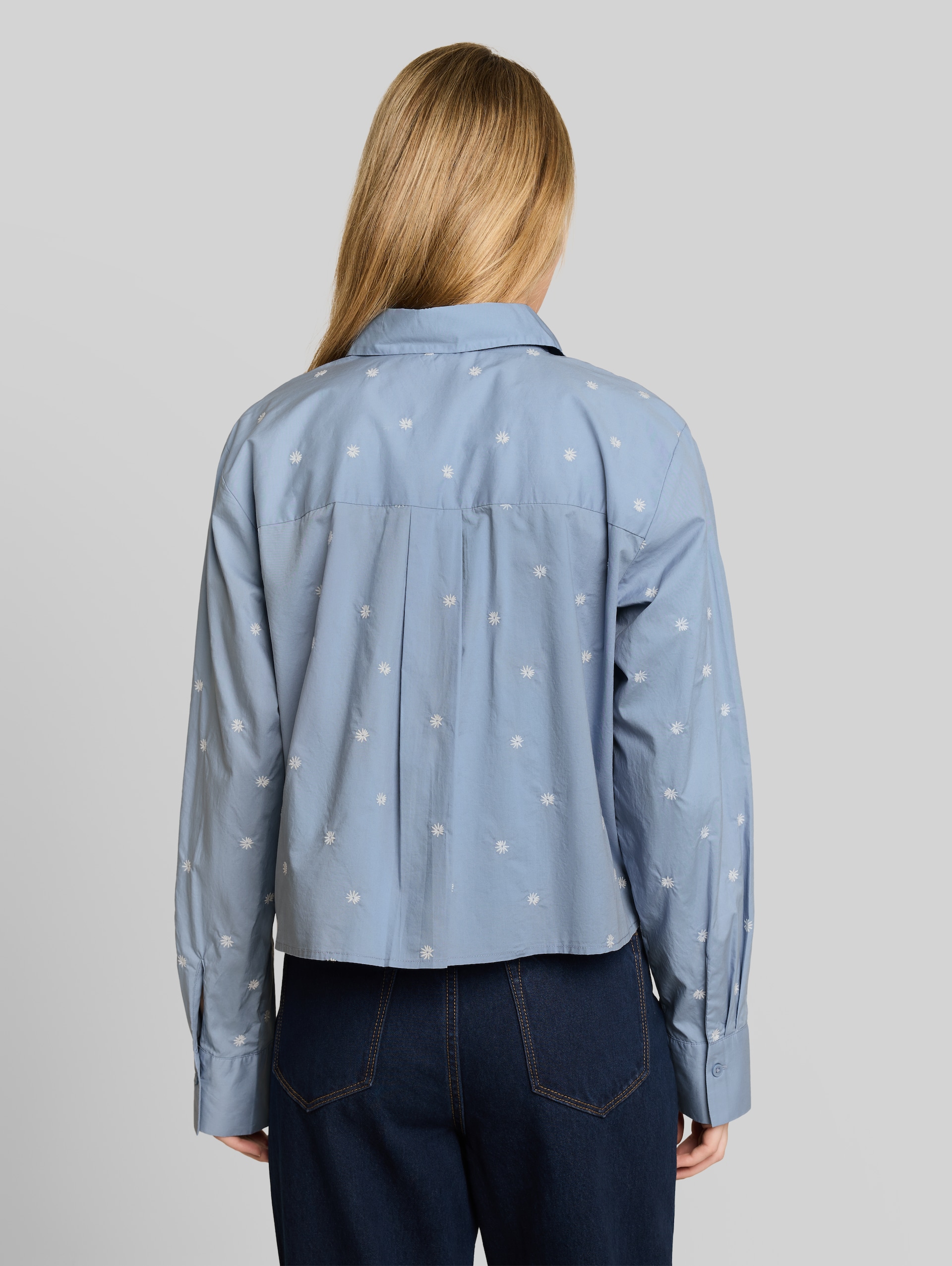 Boxy-fit shirt blouse with embroidery - midblue white daisy embroidery - Neckline model-back view