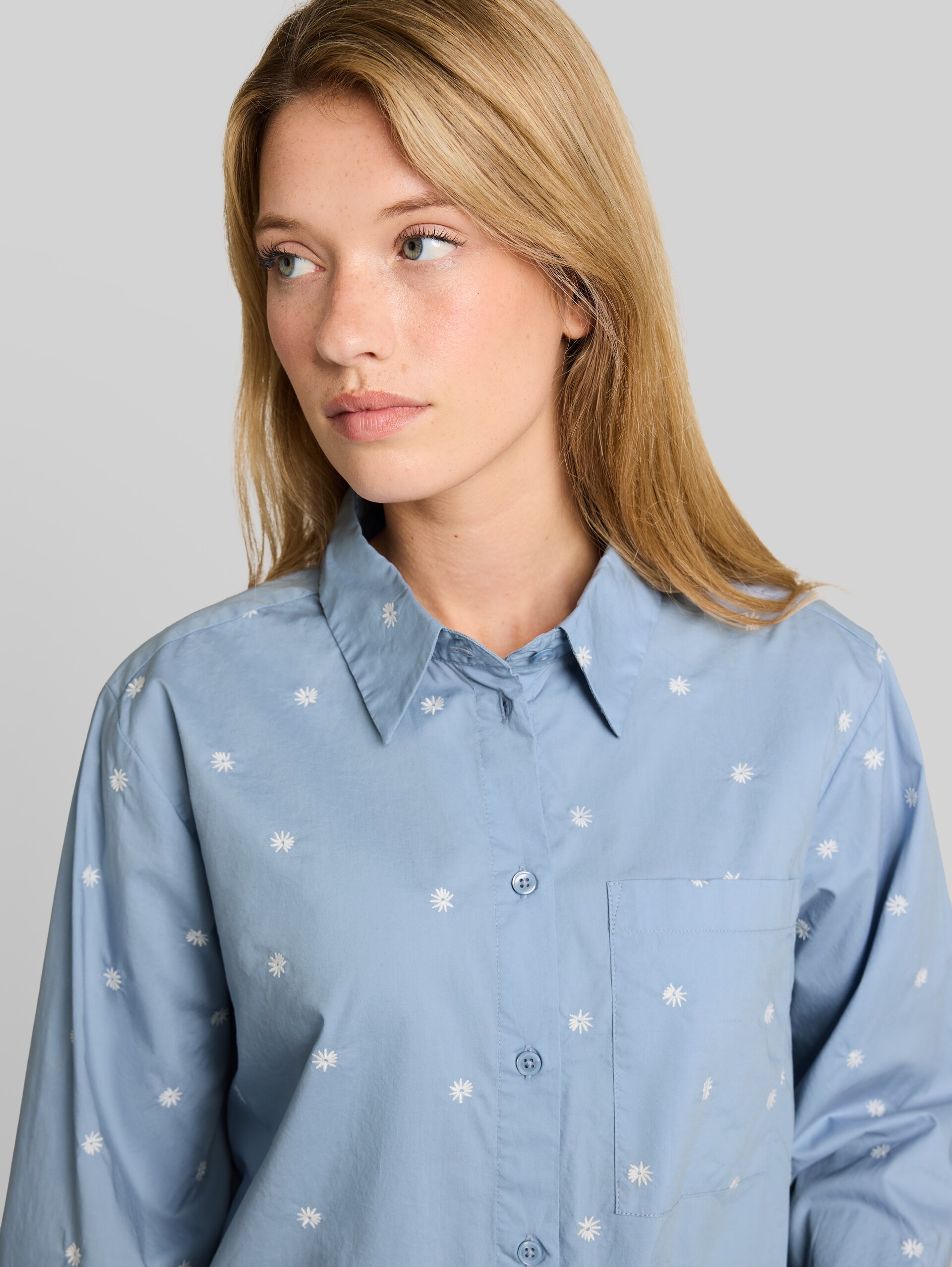 Boxy-fit shirt blouse with embroidery - midblue white daisy embroidery - Detail model view