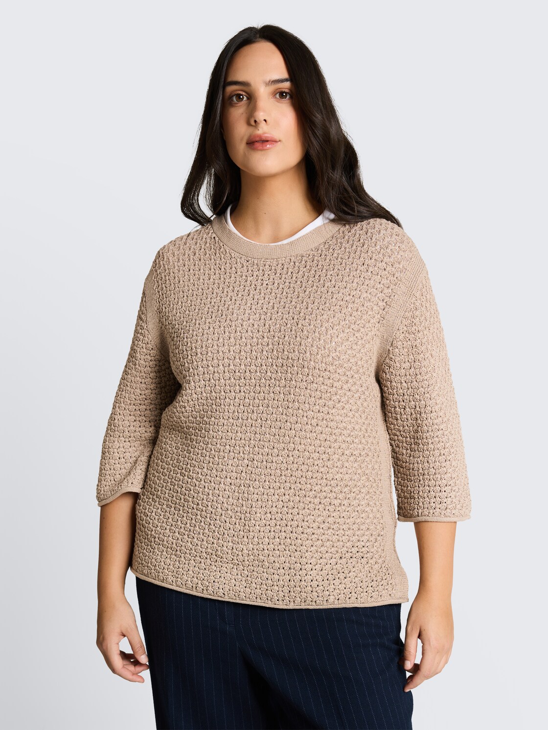 Plus Size - Loose Fit Strickpullover mit Lochmuster - soft taupe grey - Ausschnitt Model-Vorderansicht