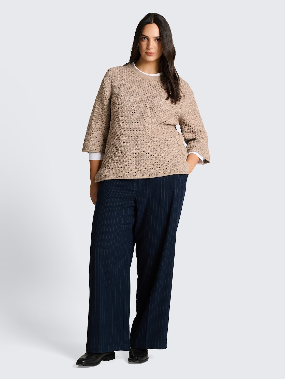 Plus Size - Loose Fit Strickpullover mit Lochmuster - soft taupe grey - Model-Vorderansicht