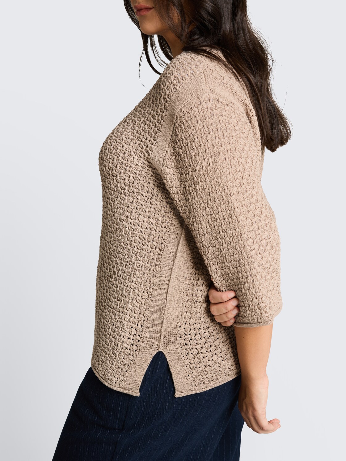 Plus Size - Loose Fit Strickpullover mit Lochmuster - soft taupe grey - Detail-Model-Ansicht