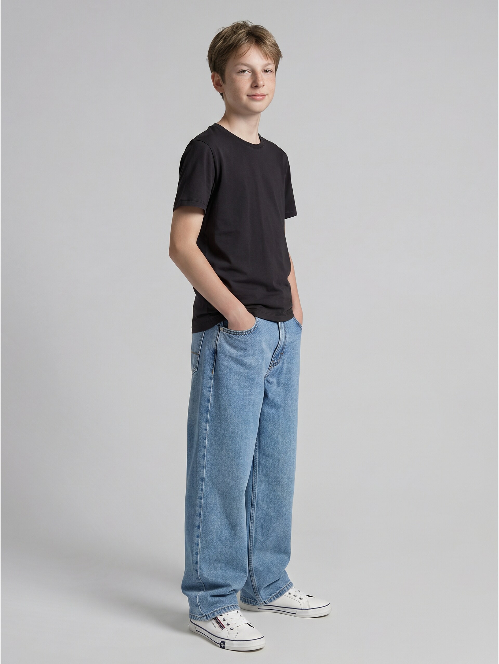 Super Baggy Fit Jeans - mid stone bright blue denim - Model-Vorderansicht