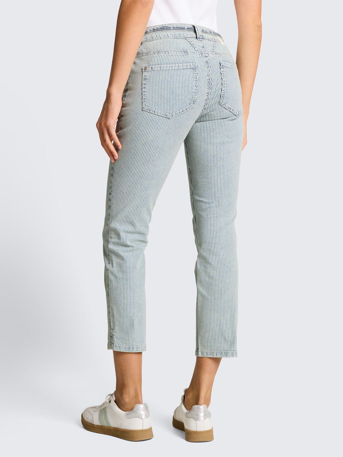 TTLENE SLIM CROPPED Jeans mit Streifenmuster - denim offwhite stripe - Auschnitt Model-Rückansicht