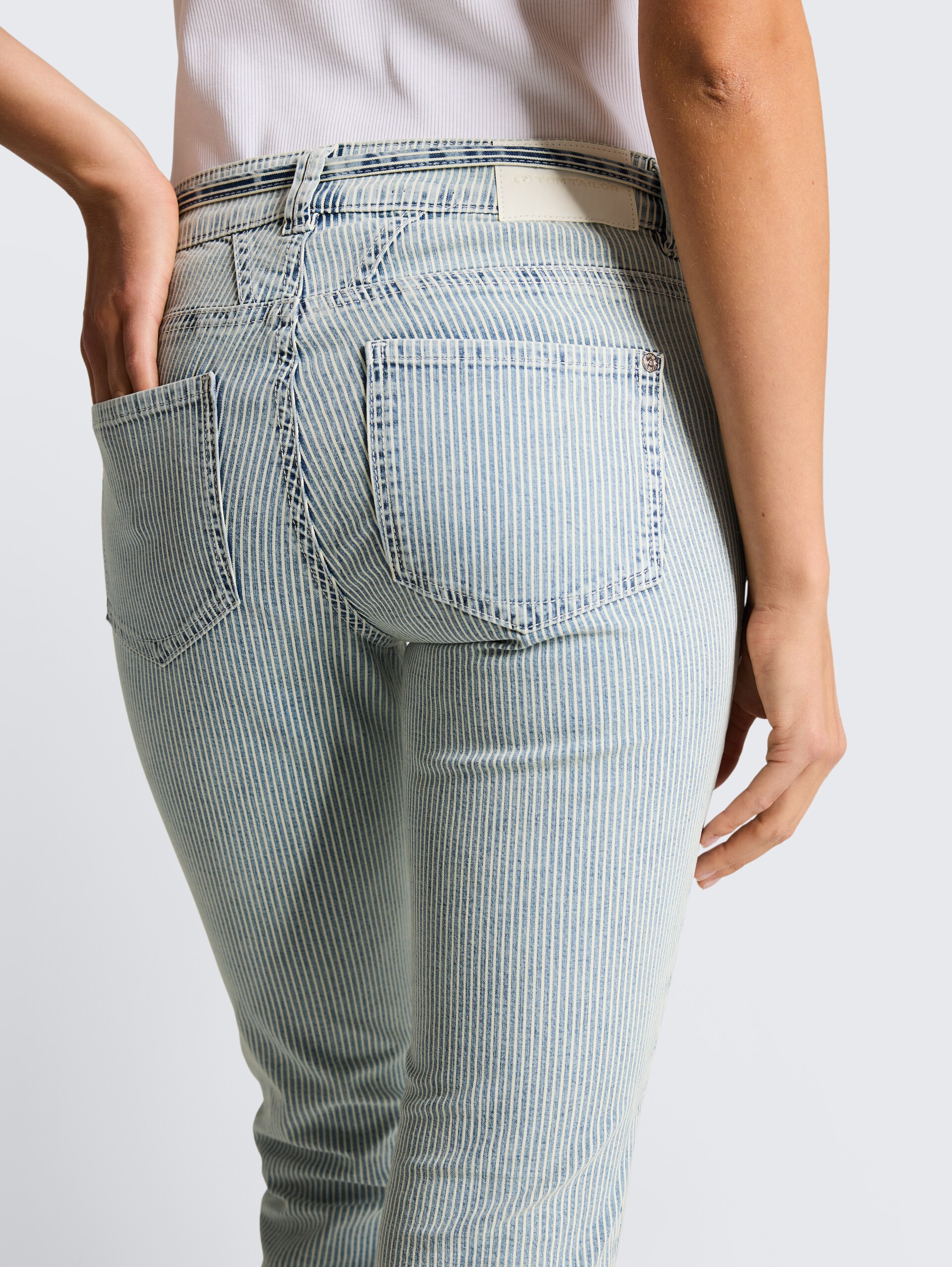 TTLENE SLIM CROPPED Jeans mit Streifenmuster - denim offwhite stripe - Detail-Model-Ansicht