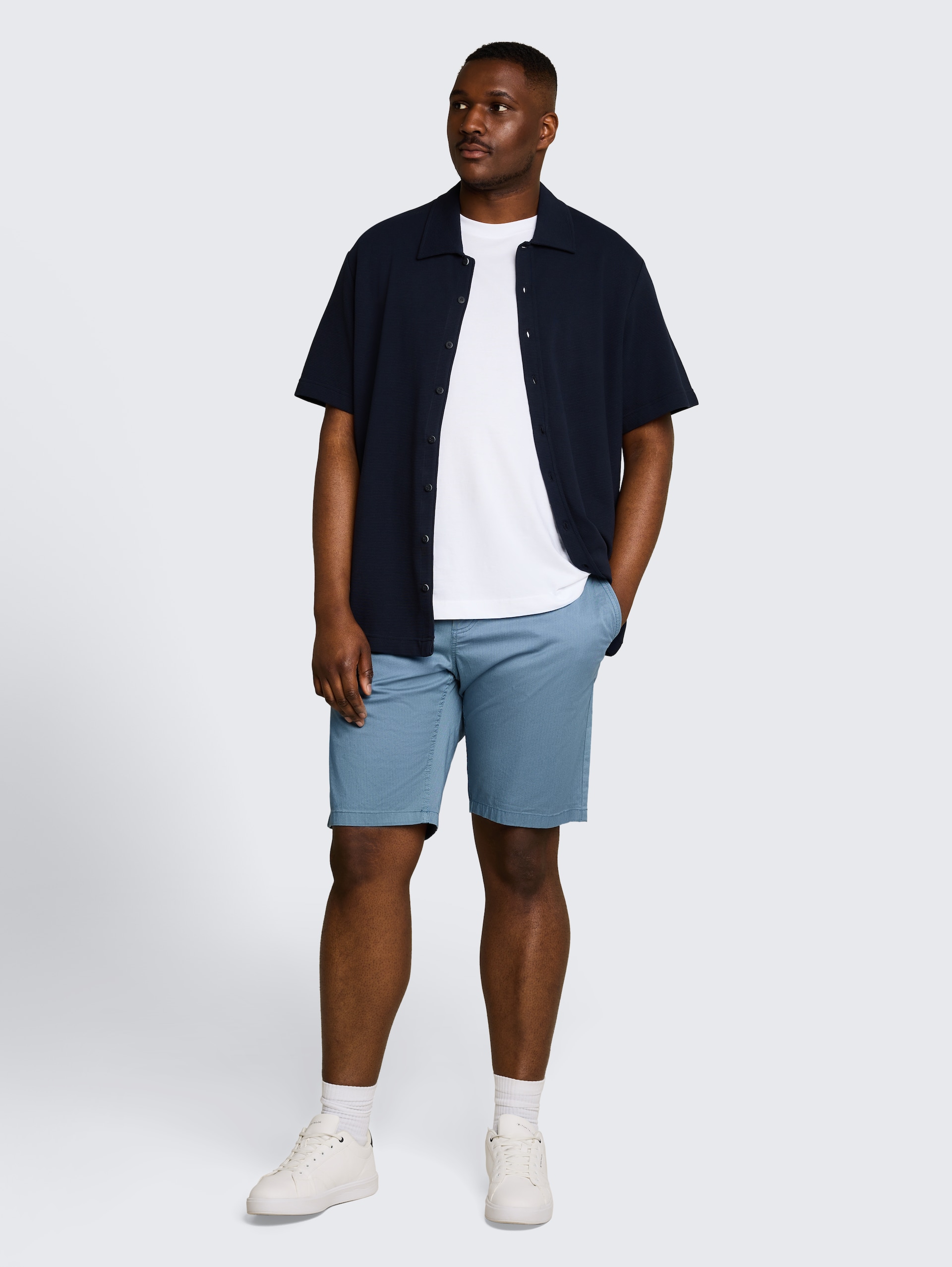 Plus Size - Slim Chino Shorts - blue mini geometric print - Model-Vorderansicht