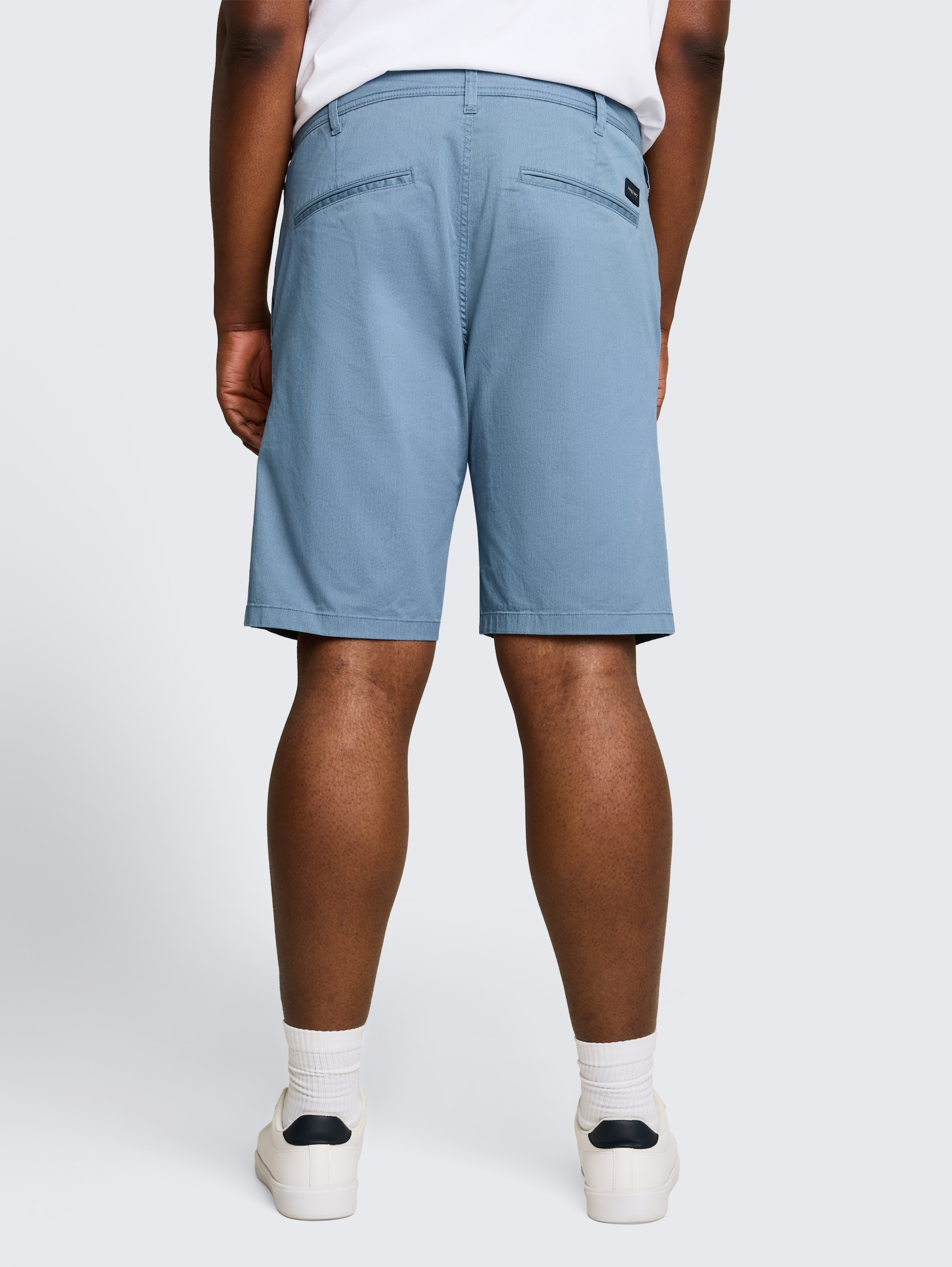 Plus Size - Slim Chino Shorts - blue mini geometric print - Auschnitt Model-Rückansicht