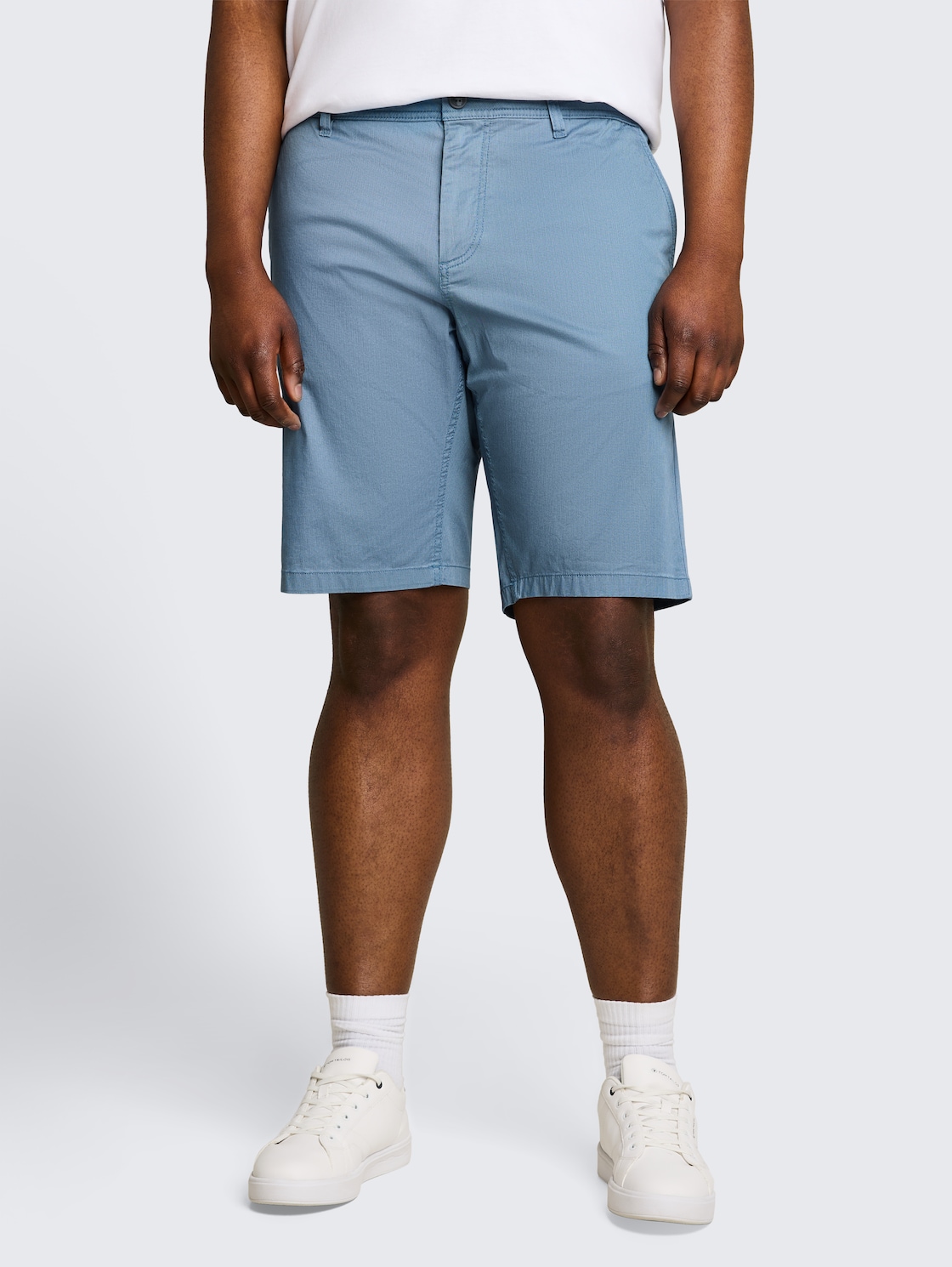 Plus Size - Slim Chino Shorts - blue mini geometric print - Ausschnitt Model-Vorderansicht