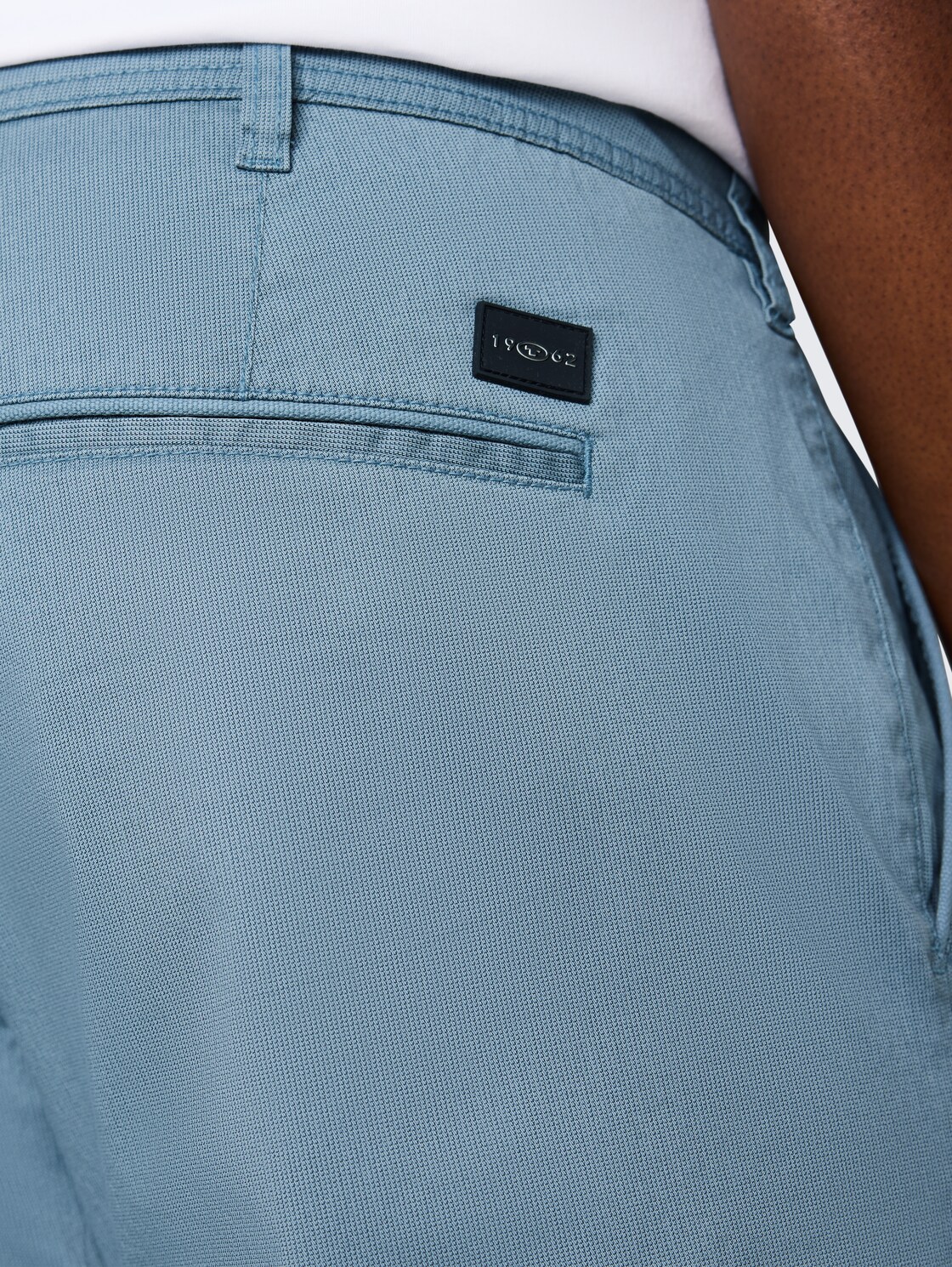 Plus Size - Slim Chino Shorts - blue mini geometric print - Detail-Model-Ansicht