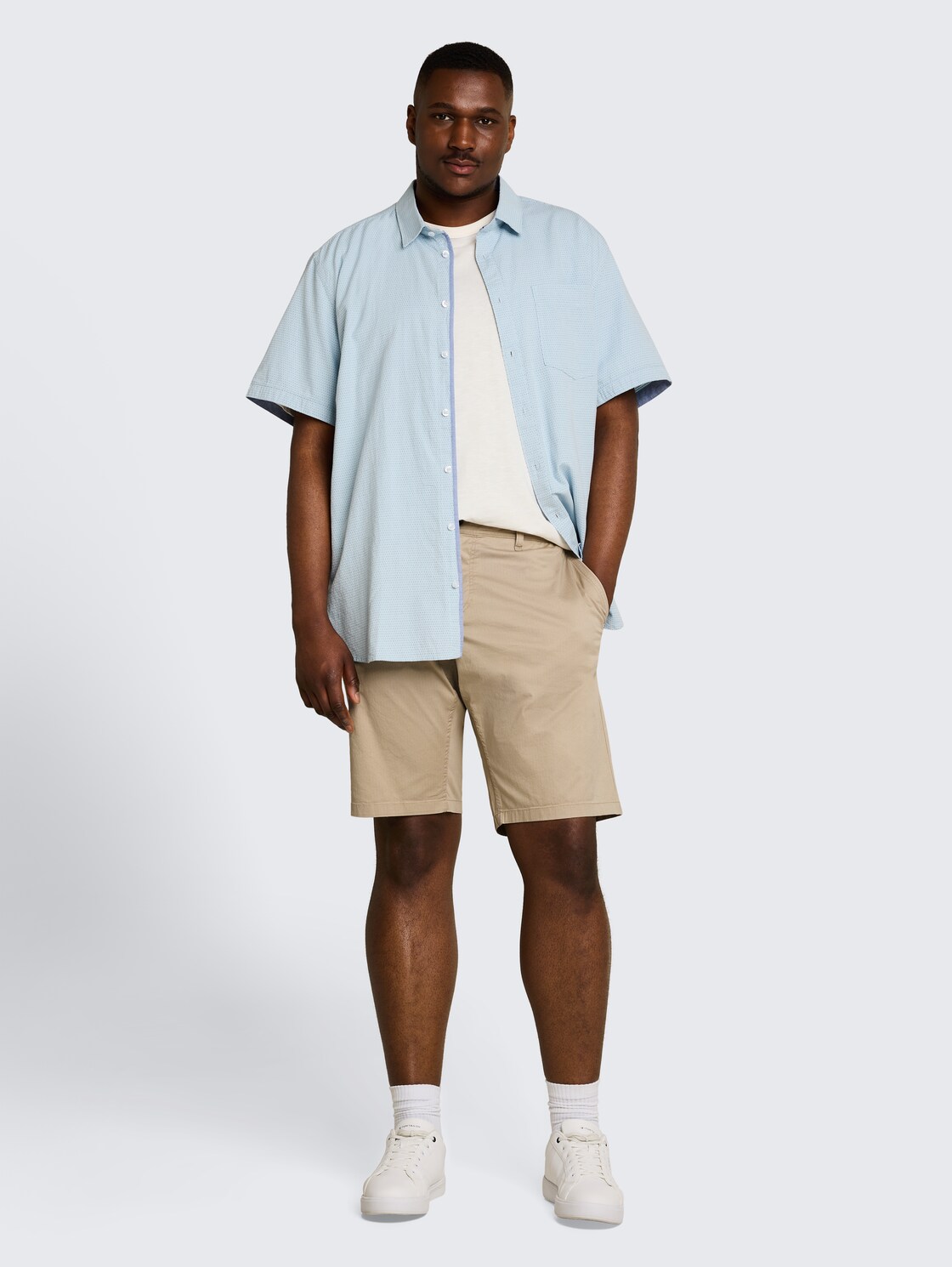 Plus Size - Slim Chino Shorts - beige mini geometric print - Model-Vorderansicht