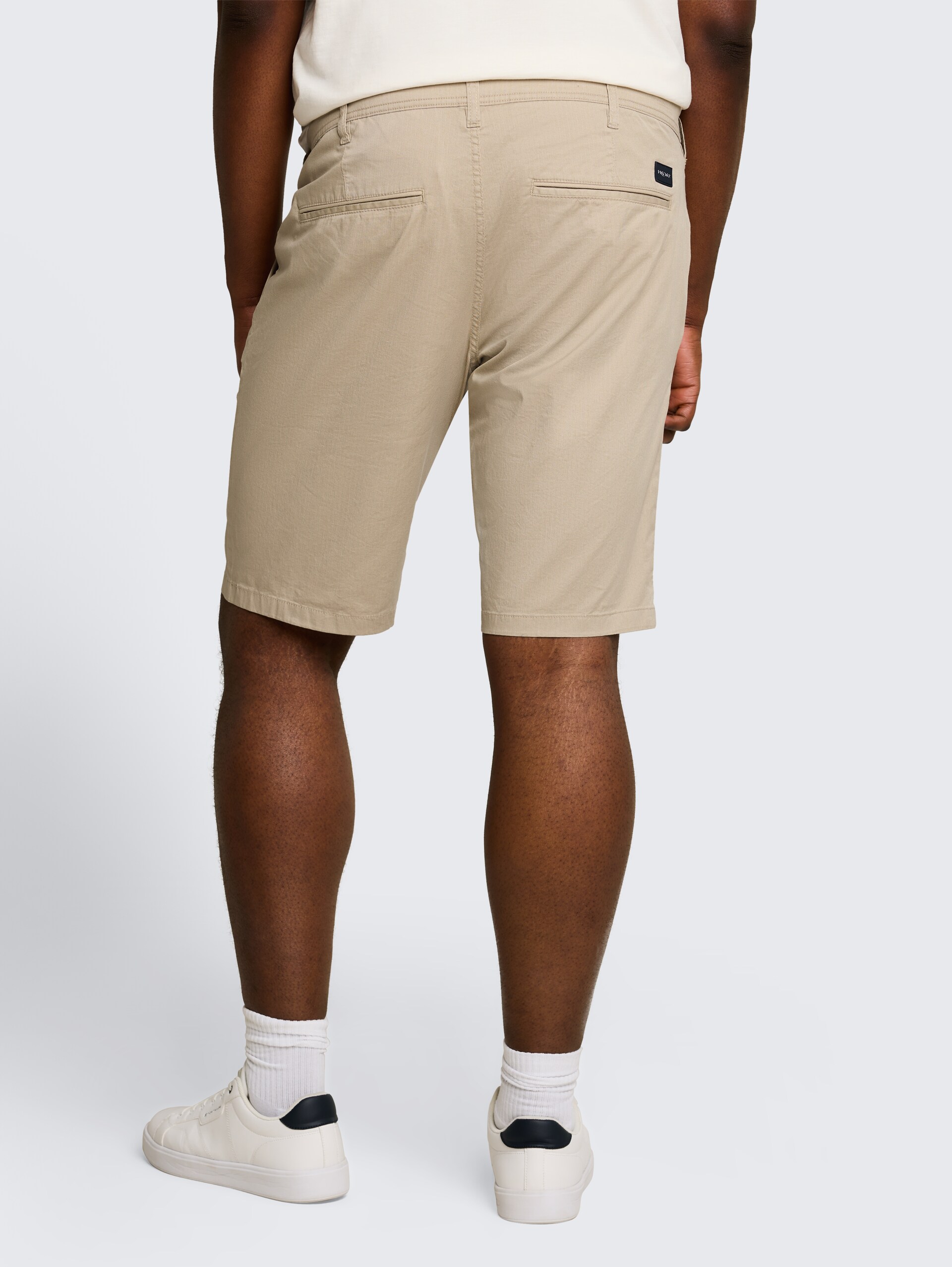 Plus Size - Slim Chino Shorts - beige mini geometric print - Auschnitt Model-Rückansicht