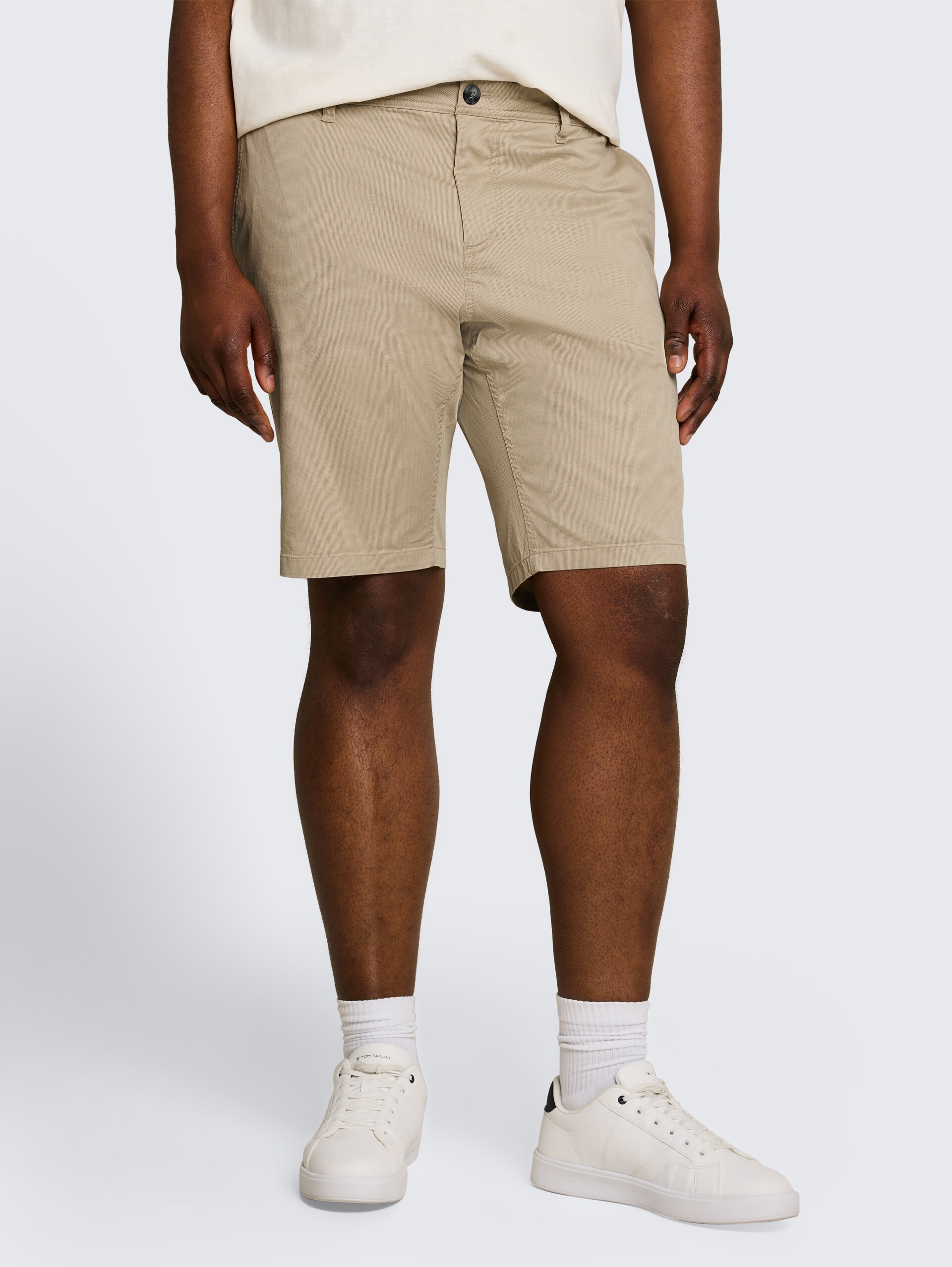 Plus Size - Slim Chino Shorts - beige mini geometric print - Ausschnitt Model-Vorderansicht