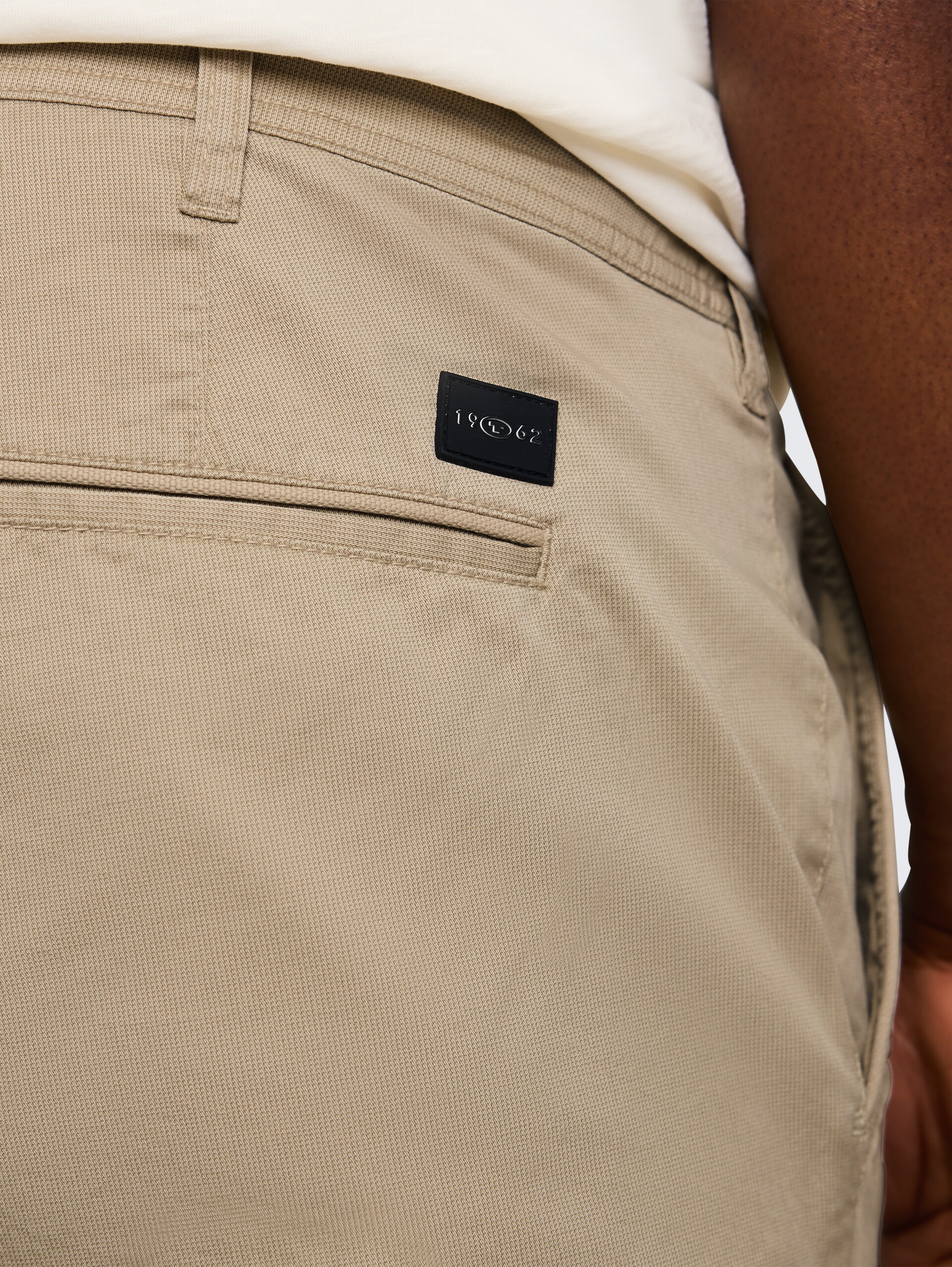 Plus Size - Slim Chino Shorts - beige mini geometric print - Detail-Model-Ansicht