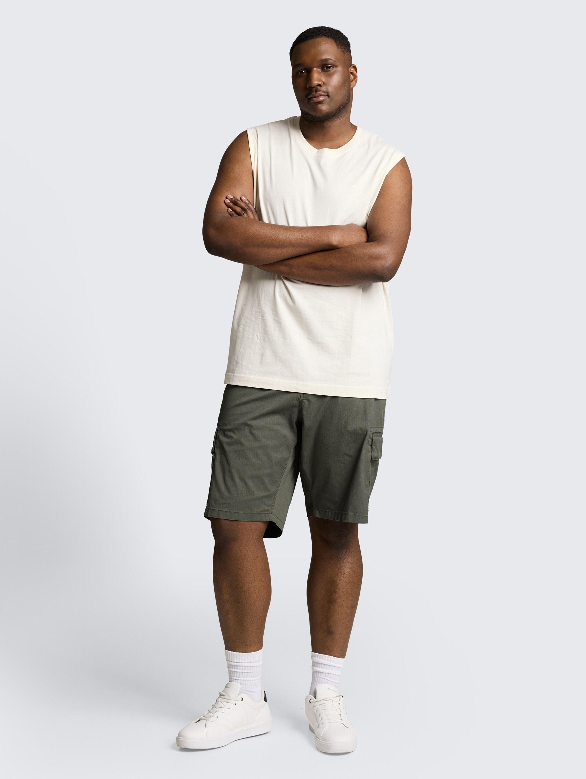 Plus Size - TTPLUS REGULAR Cargo Shorts - khaki mini geometric print - Model-Vorderansicht