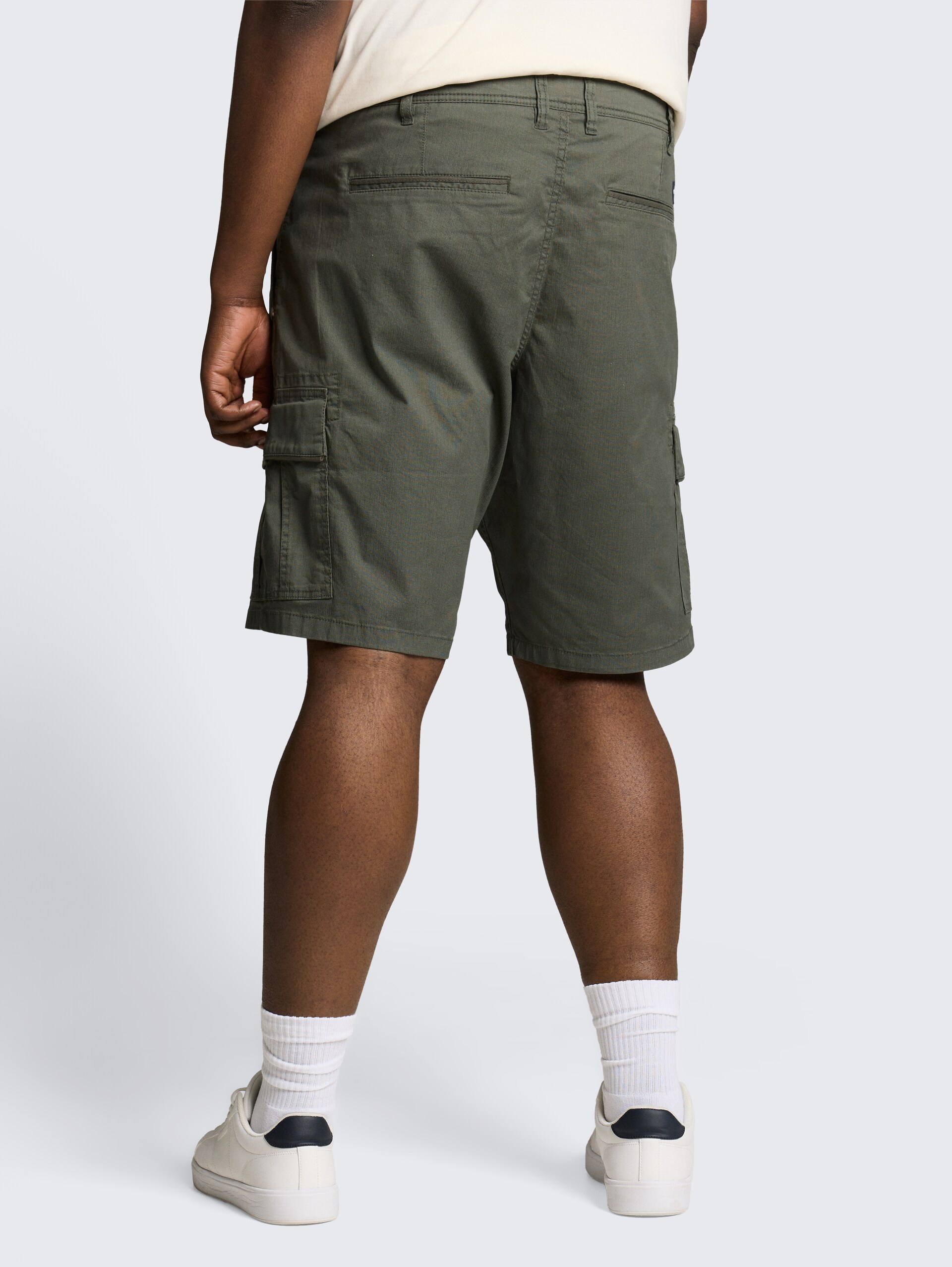 Plus Size - TTPLUS REGULAR Cargo Shorts - khaki mini geometric print - Auschnitt Model-Rückansicht