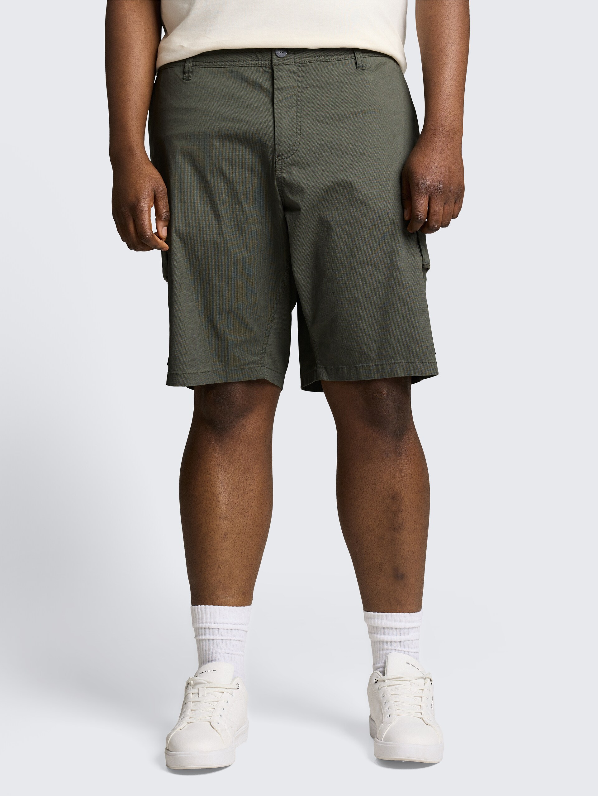 Plus Size - TTPLUS REGULAR Cargo Shorts - khaki mini geometric print - Ausschnitt Model-Vorderansicht