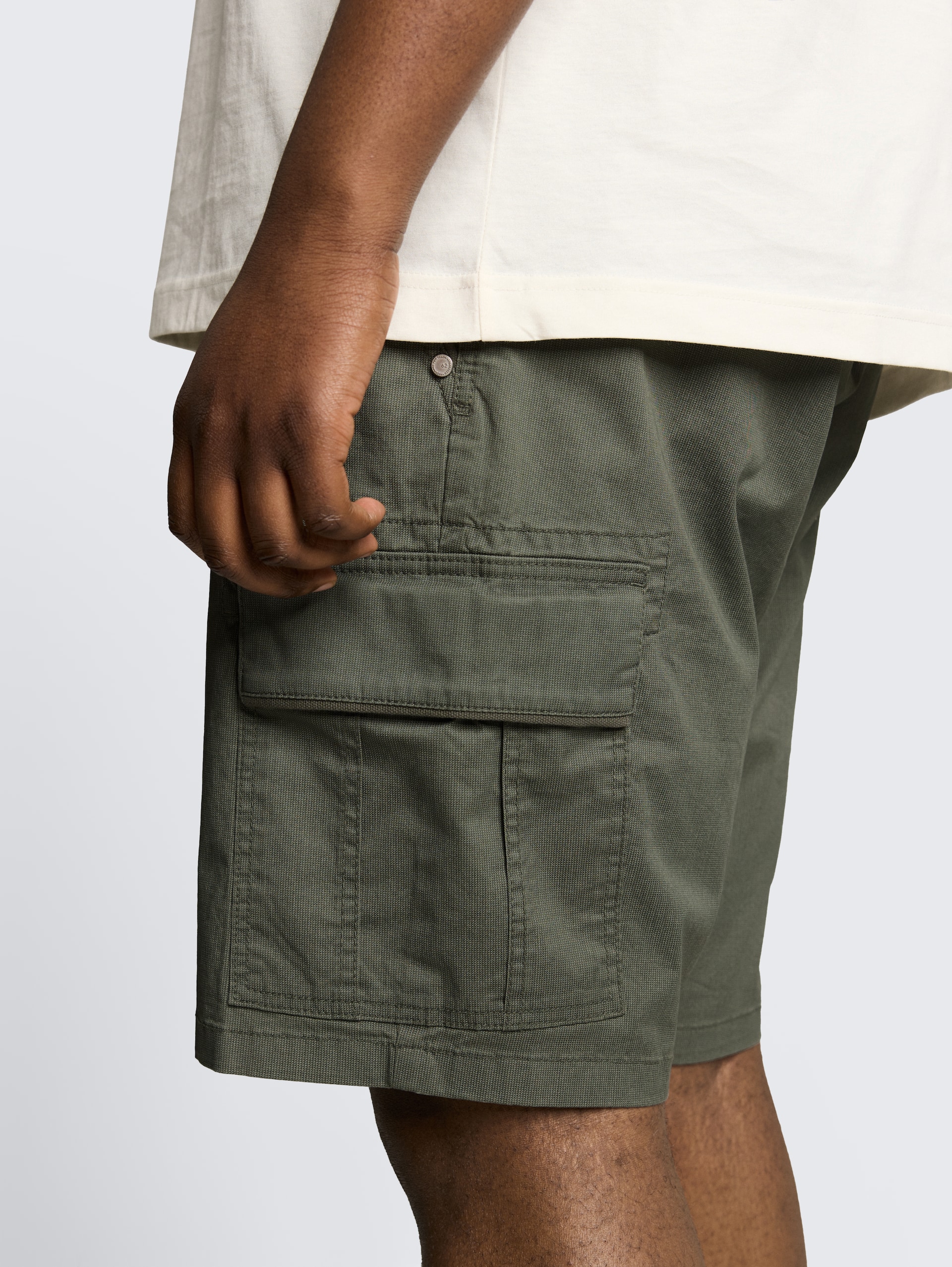 Plus Size - TTPLUS REGULAR Cargo Shorts - khaki mini geometric print - Detail-Model-Ansicht