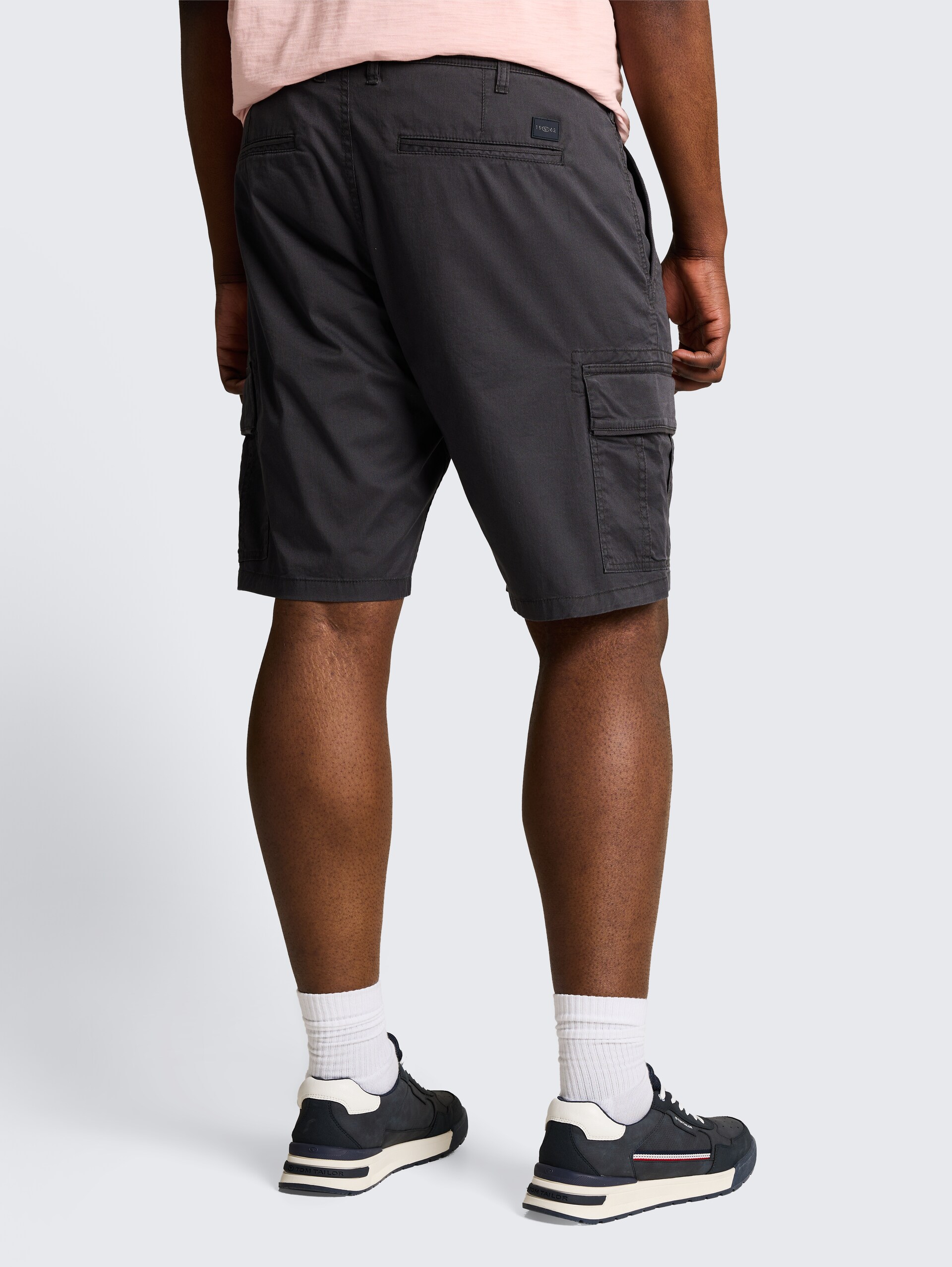 Plus Size - TTPLUS REGULAR Cargo-short - grey mini geometric print - Neklijn model-achteraanzicht