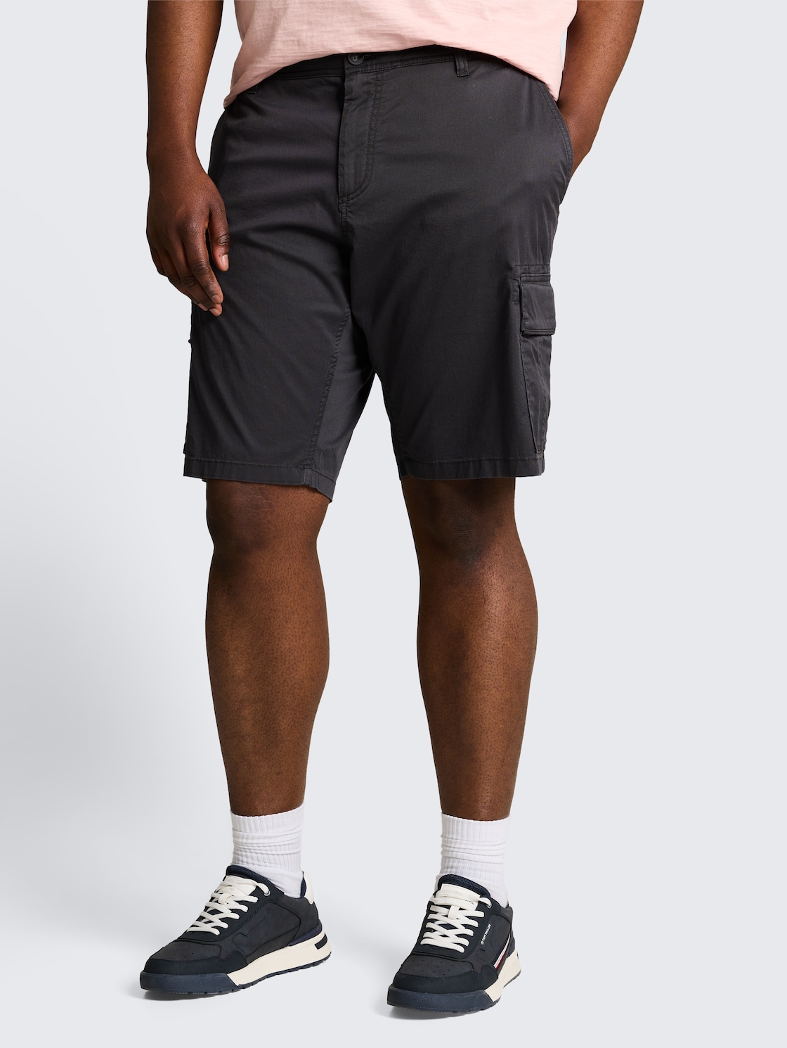 Plus Size - TTPLUS REGULAR Cargo Shorts - grey mini geometric print - Neckline model front view