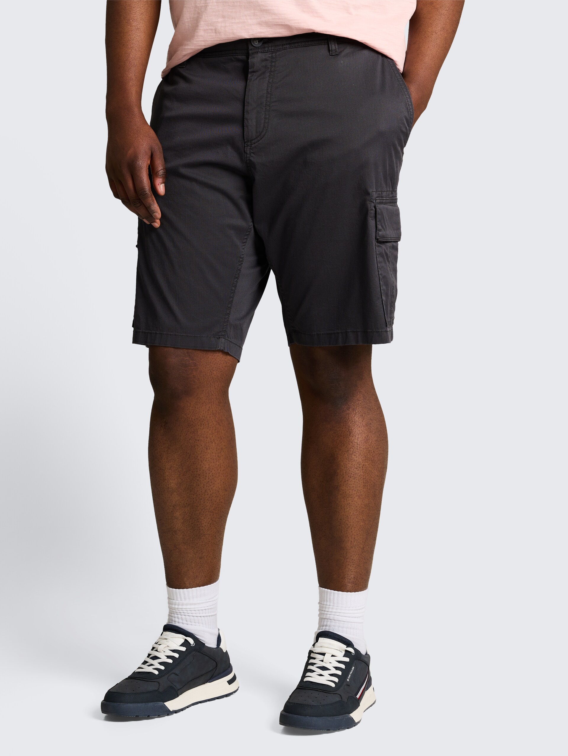 Plus Size - TTPLUS REGULAR Cargo-short - grey mini geometric print - Nek model vooraanzicht