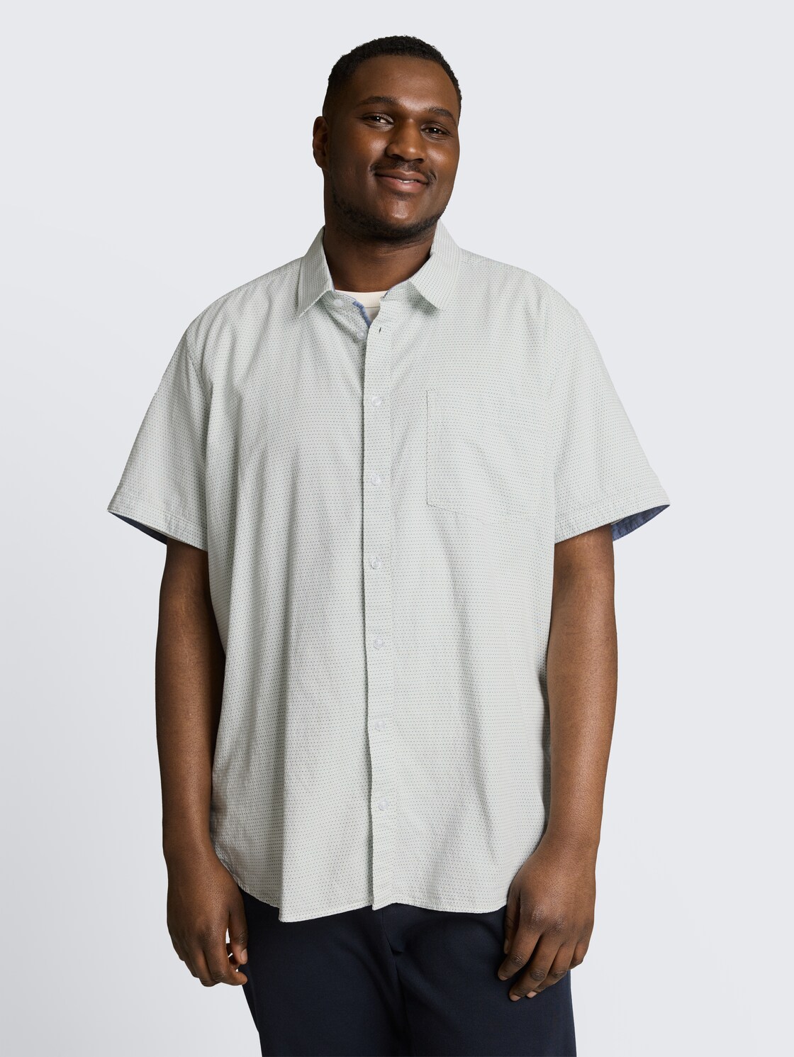 Plus Size - Regular Fit Kurzarmhemd aus Baumwolle - gardenia white dot structure - Ausschnitt Model-Vorderansicht