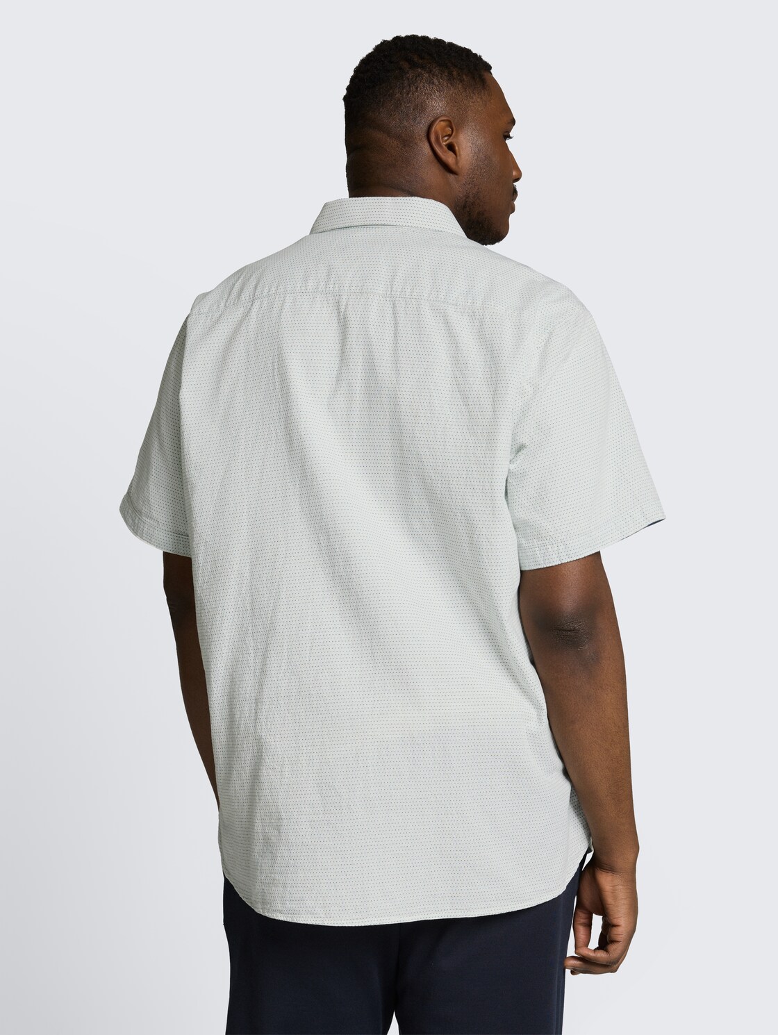 Plus Size - Regular Fit Kurzarmhemd aus Baumwolle - gardenia white dot structure - Auschnitt Model-Rückansicht