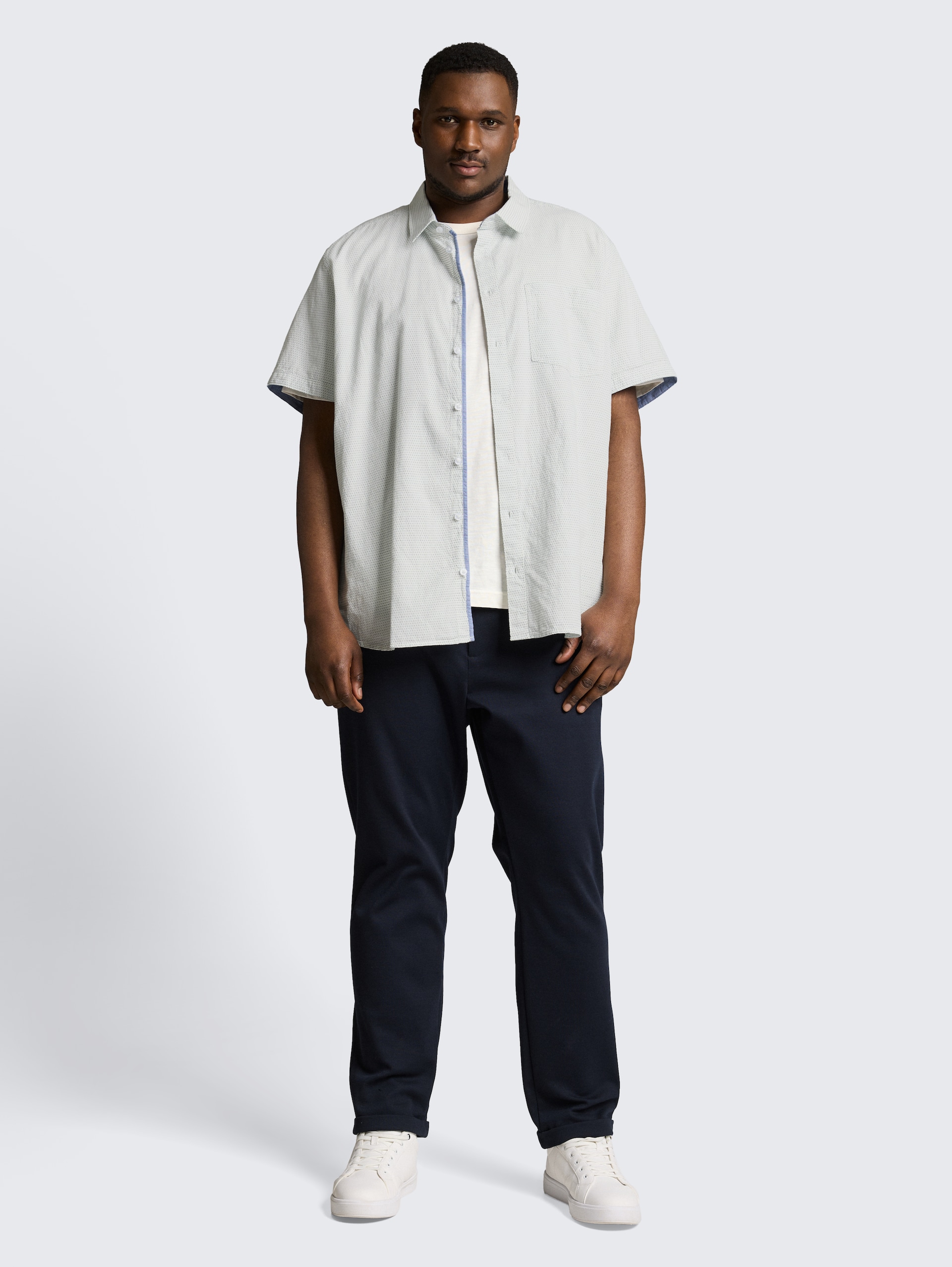 Plus Size - Regular Fit Kurzarmhemd aus Baumwolle - gardenia white dot structure - Model-Vorderansicht