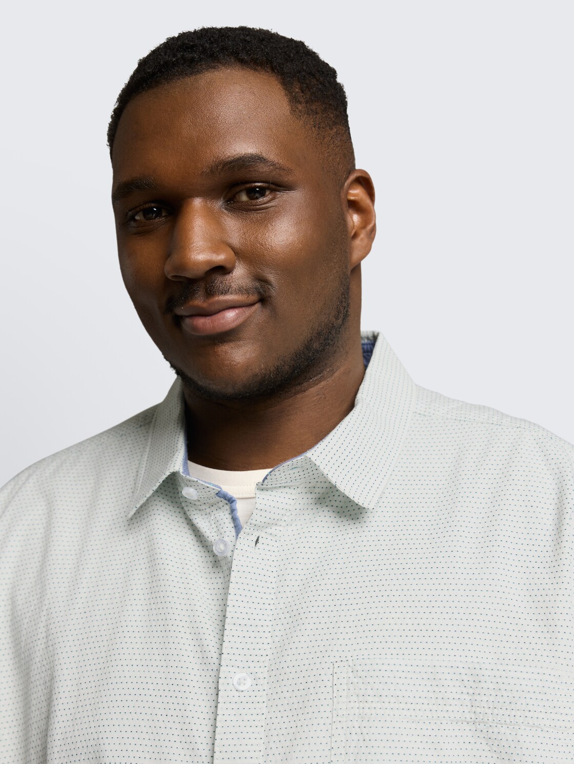 Plus Size - Regular Fit Kurzarmhemd aus Baumwolle - gardenia white dot structure - Detail-Model-Ansicht