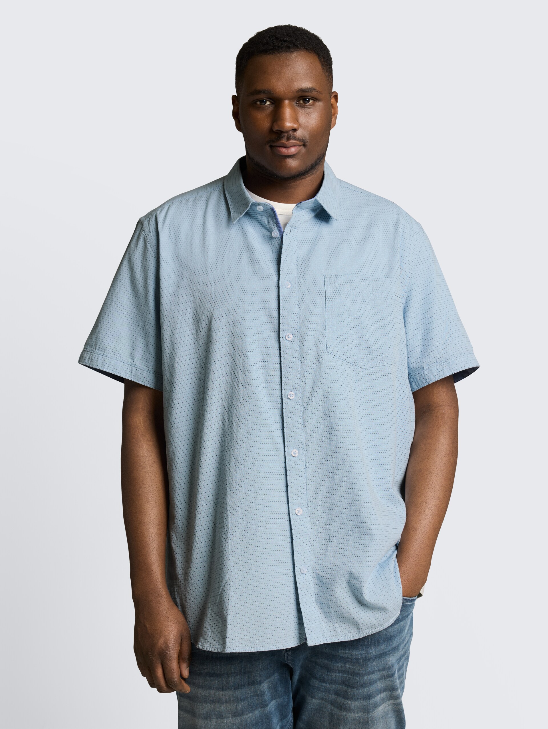 Plus Size - Regular Fit katoenen shirt met korte mouwen - light blue dot structure - Nek model vooraanzicht