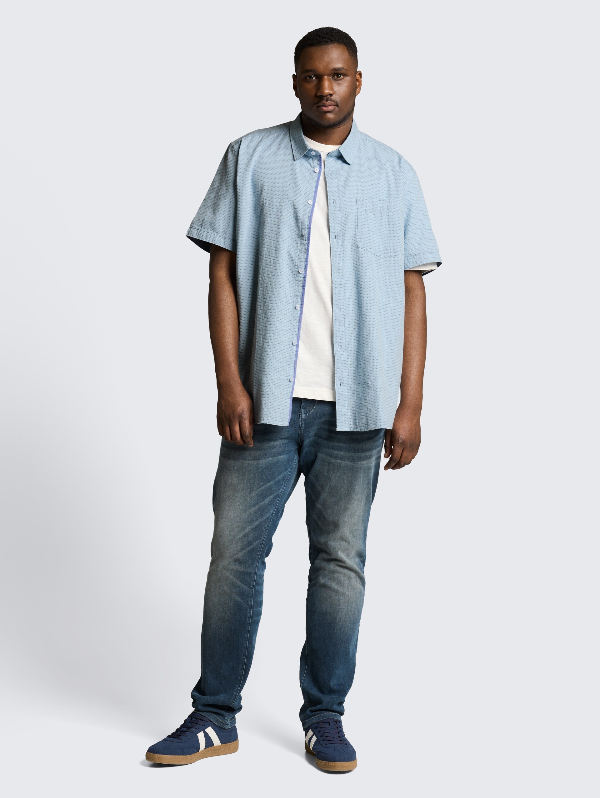 Plus Size - Regular Fit katoenen shirt met korte mouwen - light blue dot structure - Model vooraanzicht