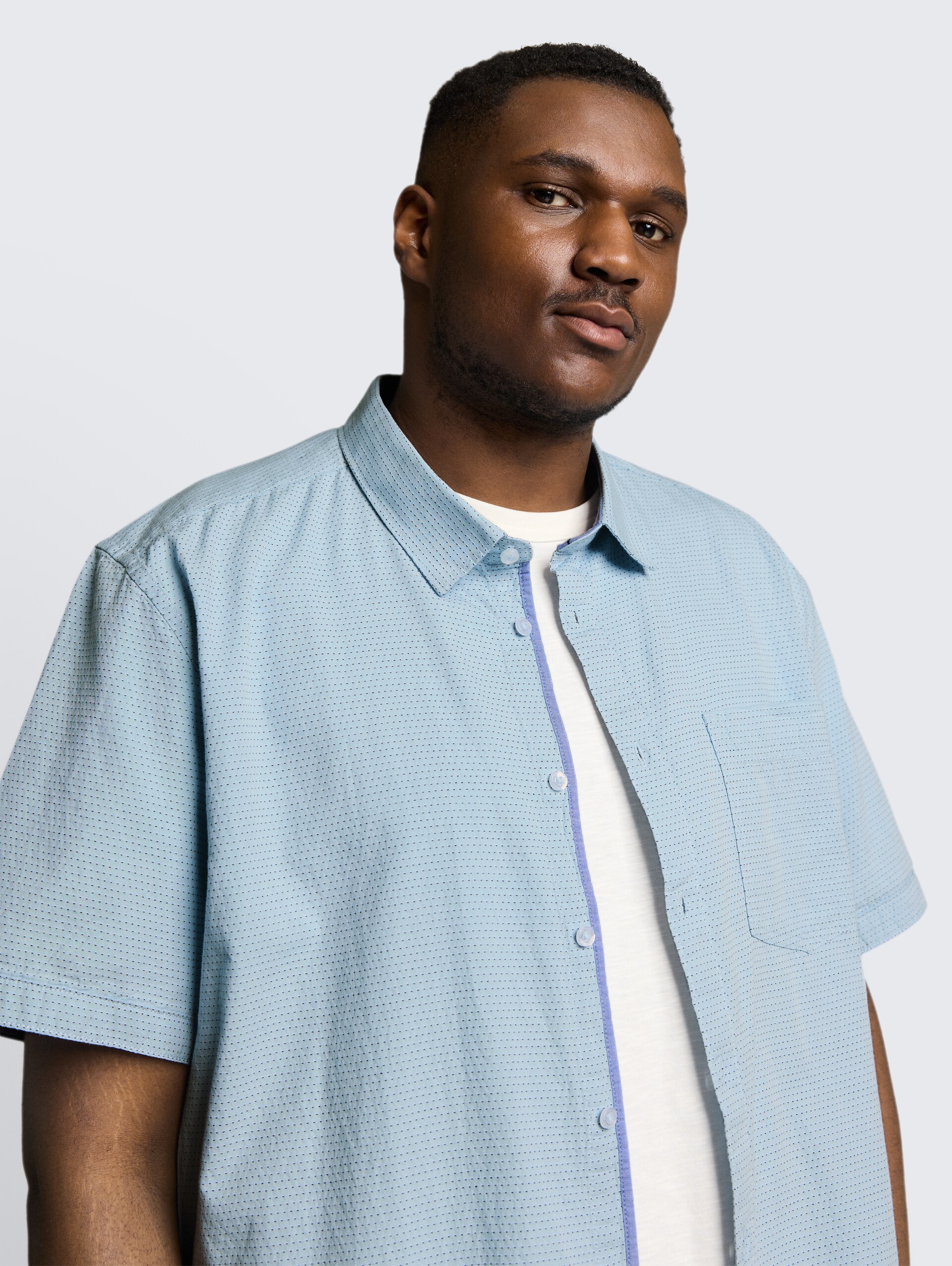 Plus Size - Regular Fit katoenen shirt met korte mouwen - light blue dot structure - Detailaanzicht model