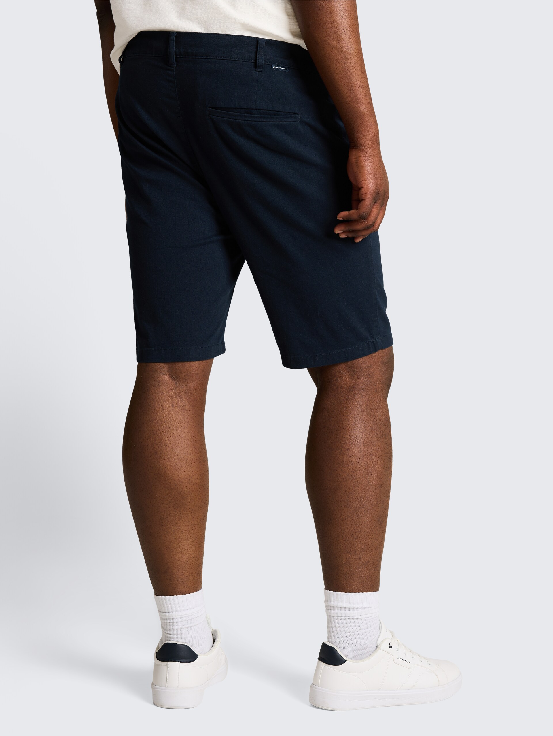 Plus Size - Slim chino short - sky captain blue - Neklijn model-achteraanzicht