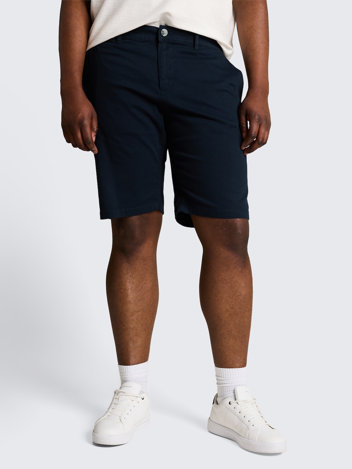Plus Size - Slim Chino Shorts - sky captain blue - Ausschnitt Model-Vorderansicht