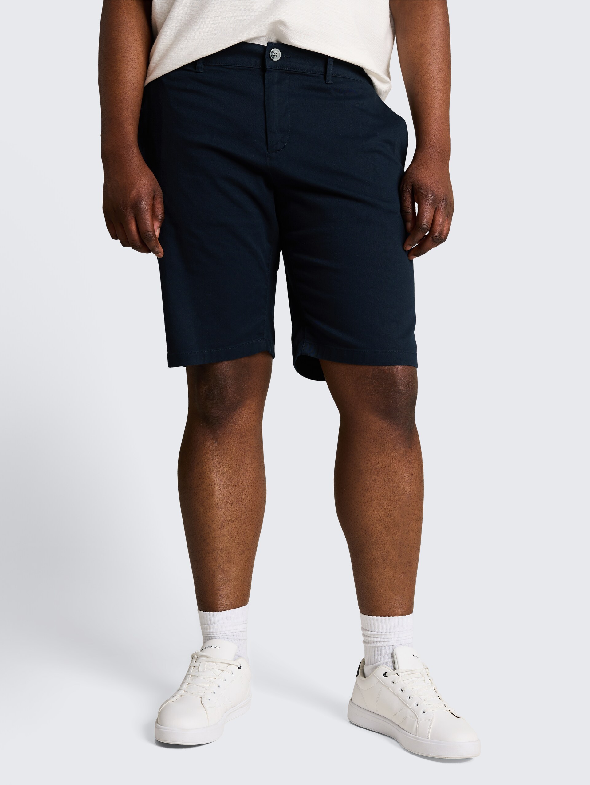 Plus Size - Slim chino short - sky captain blue - Nek model vooraanzicht