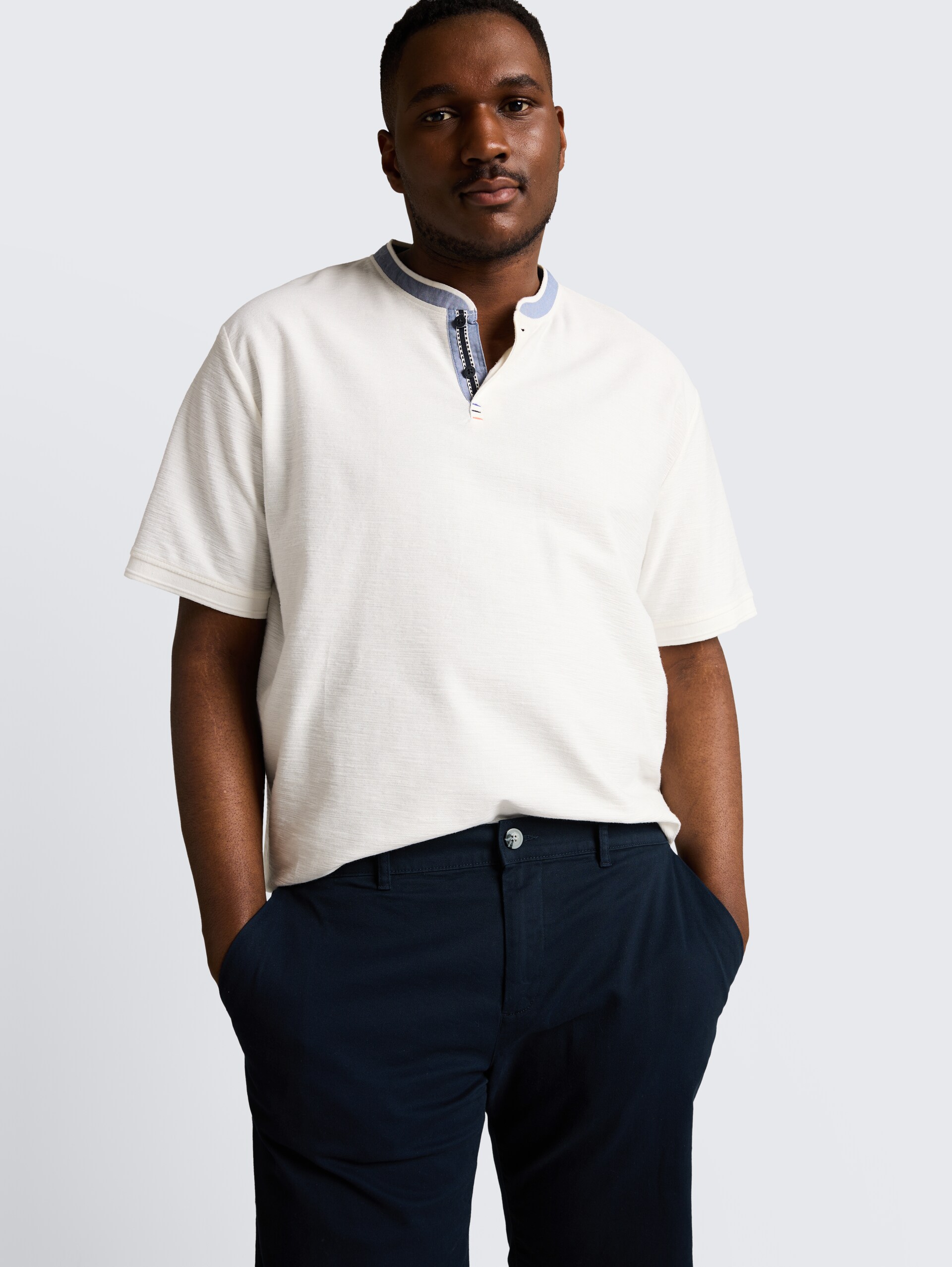 Plus Size - Slim chino short - sky captain blue - Detailaanzicht model