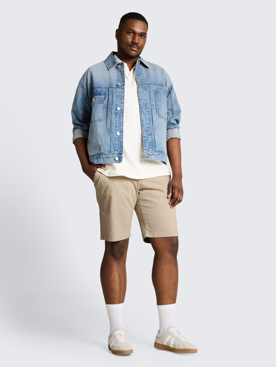 Plus Size - Slim Chino Shorts - Cashew Beige - Model-Vorderansicht