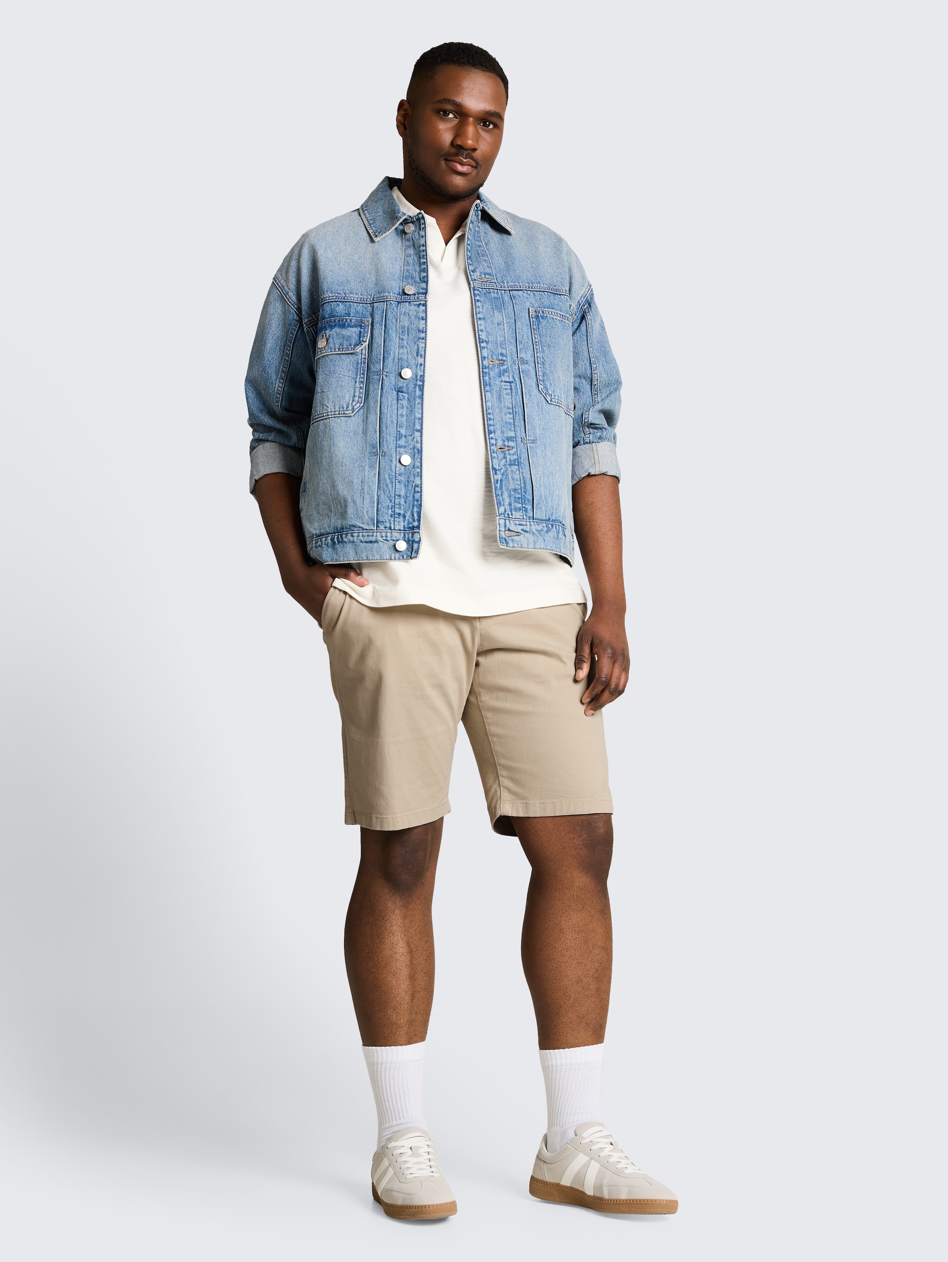 Plus Size - Slim chino short - Cashew Beige - Model vooraanzicht