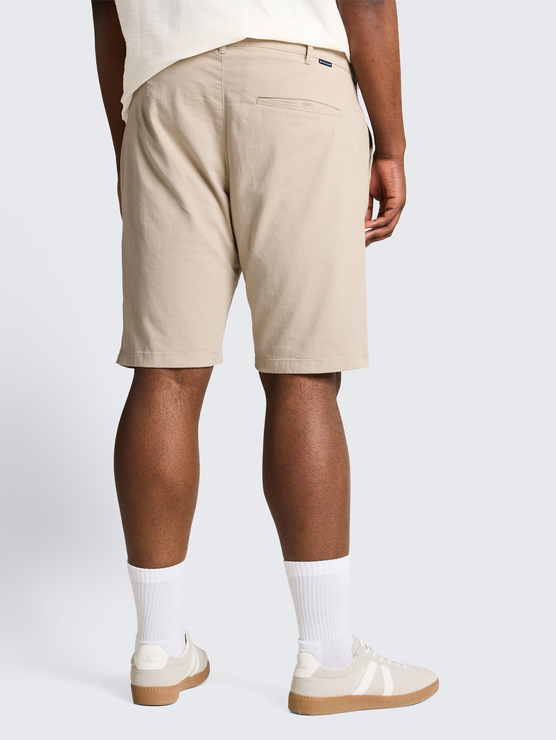 Plus Size - Slim chino short - Cashew Beige - Neklijn model-achteraanzicht