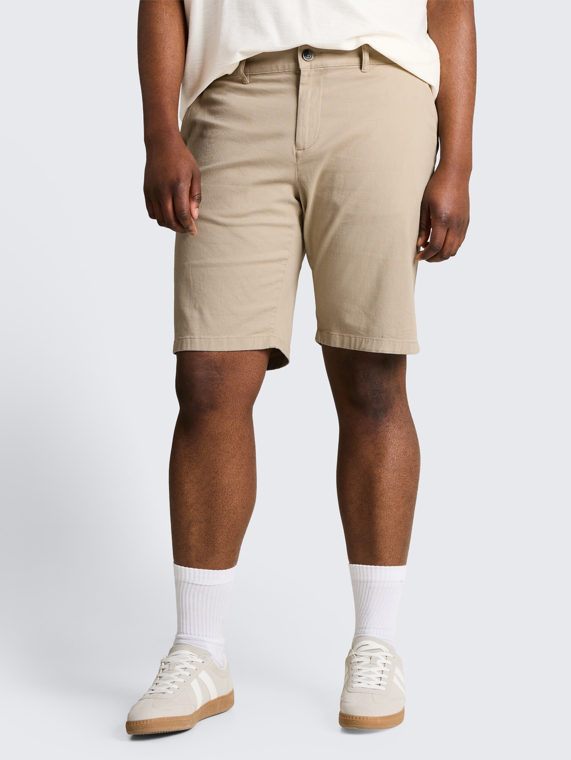 Plus Size - Slim chino short - Cashew Beige - Nek model vooraanzicht