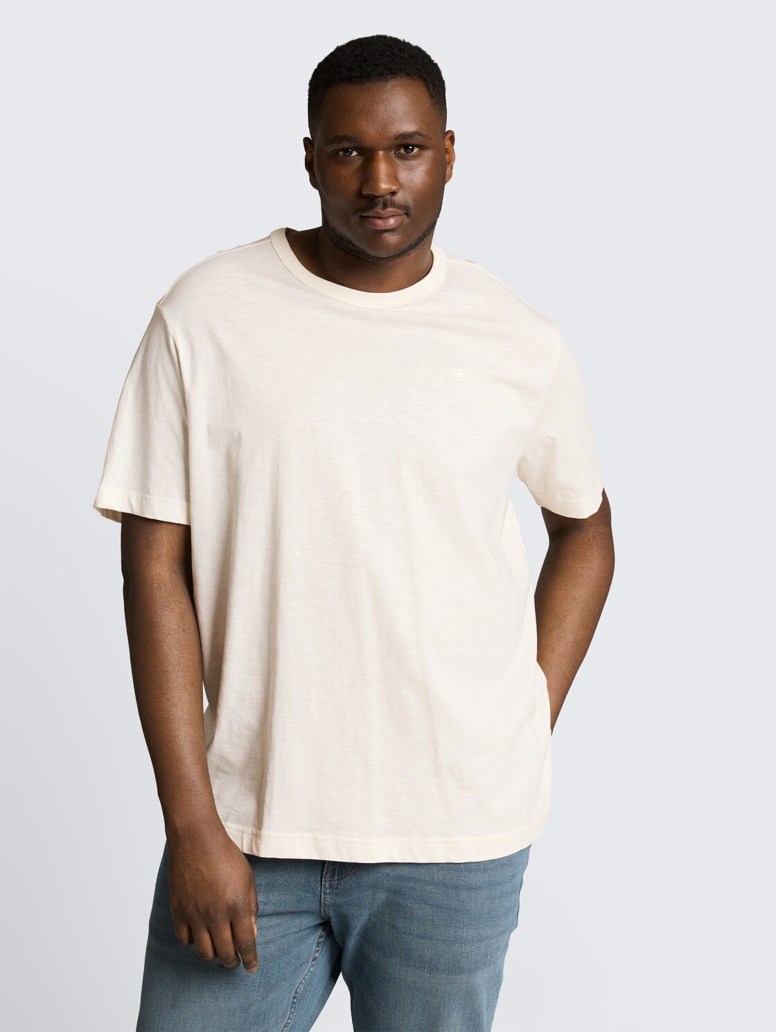 Plus Size - Basic T-Shirt aus Baumwolle - Gardenia White - Ausschnitt Model-Vorderansicht