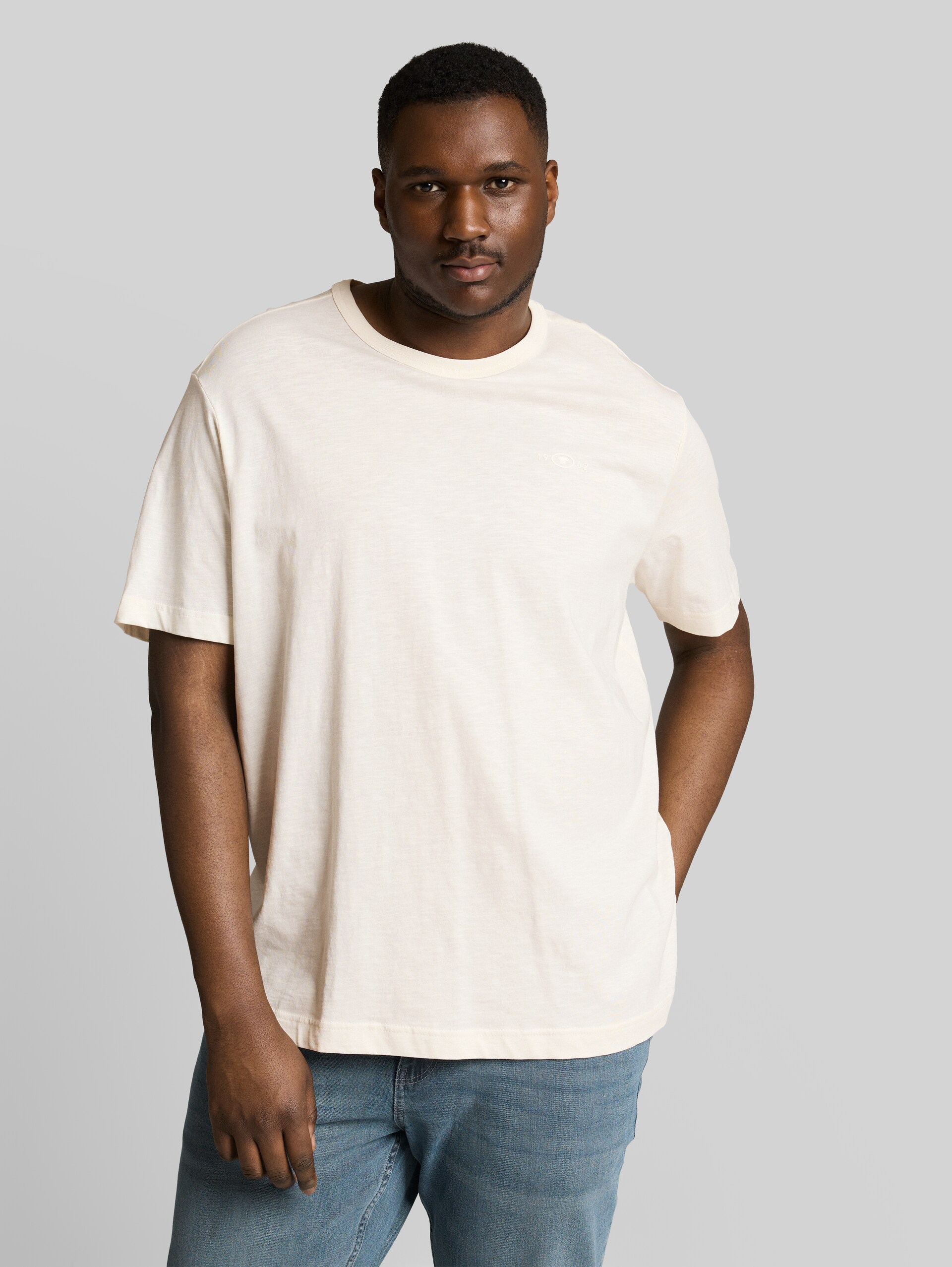 Plus Size - Basic T-Shirt aus Baumwolle - Gardenia White - Ausschnitt Model-Vorderansicht