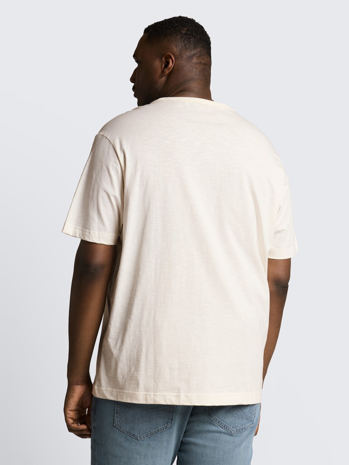 Plus Size - Basic T-Shirt aus Baumwolle - Gardenia White - Auschnitt Model-Rückansicht