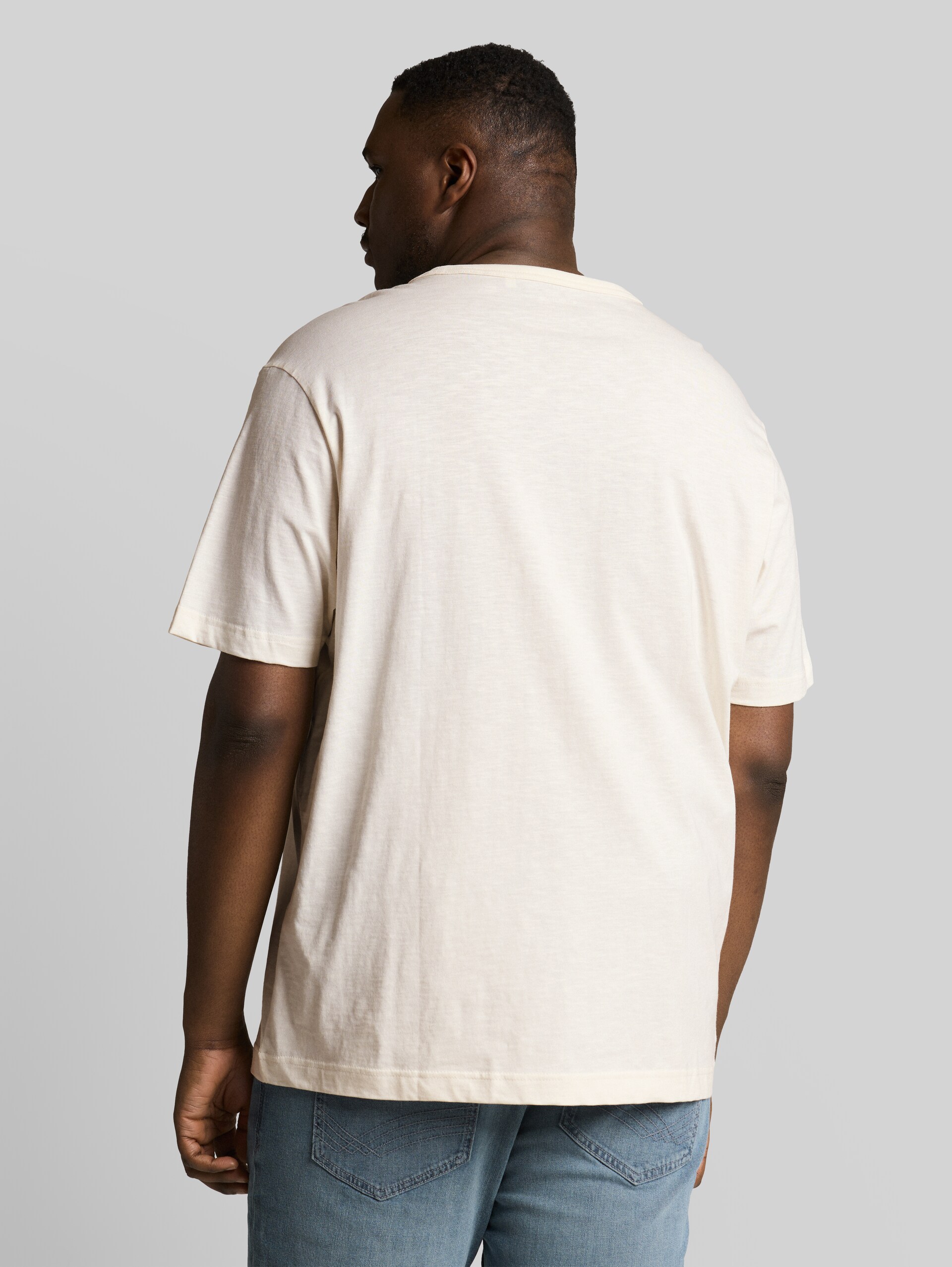 Plus Size - Basic T-Shirt aus Baumwolle - Gardenia White - Auschnitt Model-Rückansicht