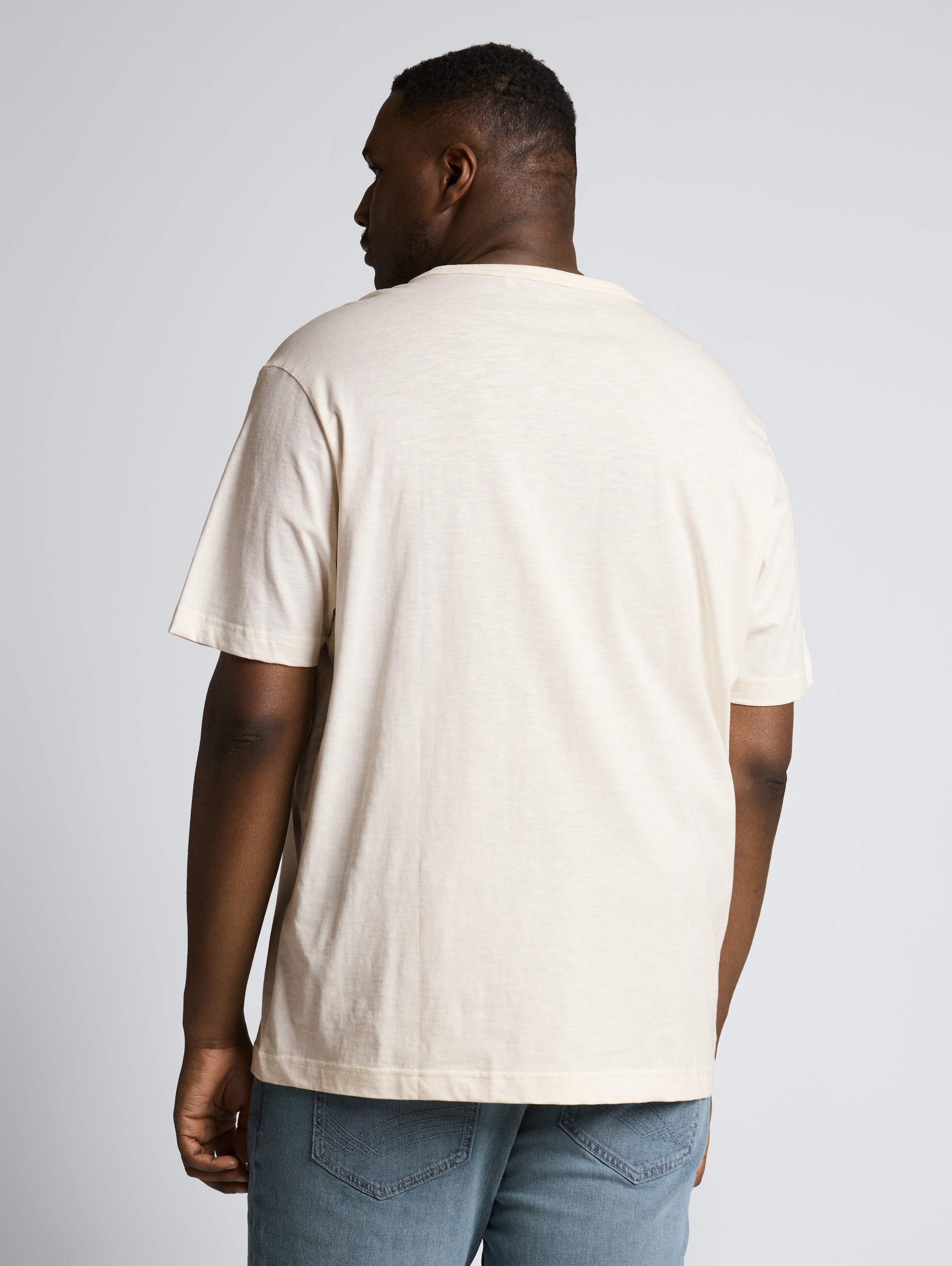 Plus Size - Basic T-Shirt aus Baumwolle - Gardenia White - Auschnitt Model-Rückansicht