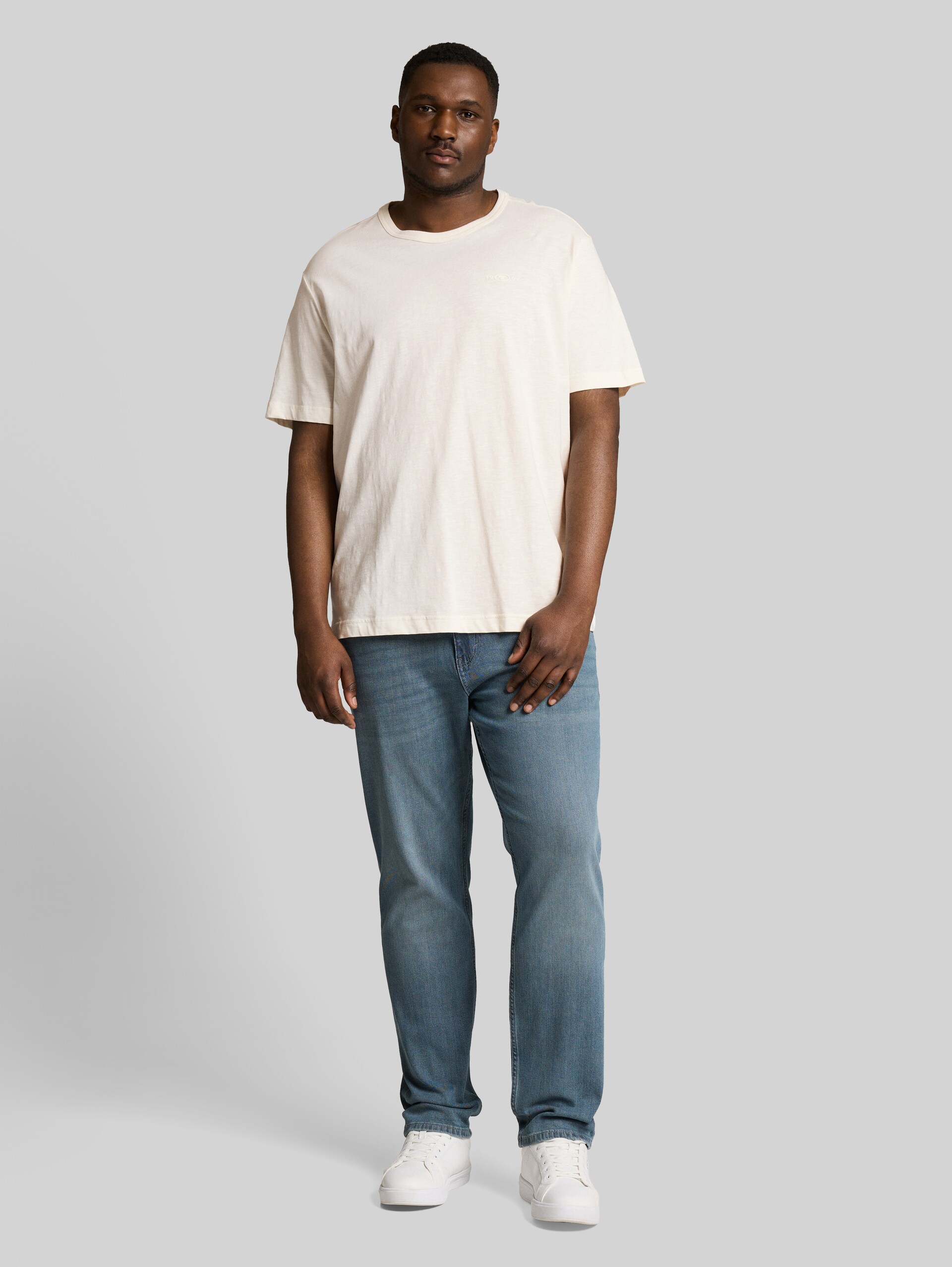Plus Size - Basic T-Shirt aus Baumwolle - Gardenia White - Model-Vorderansicht