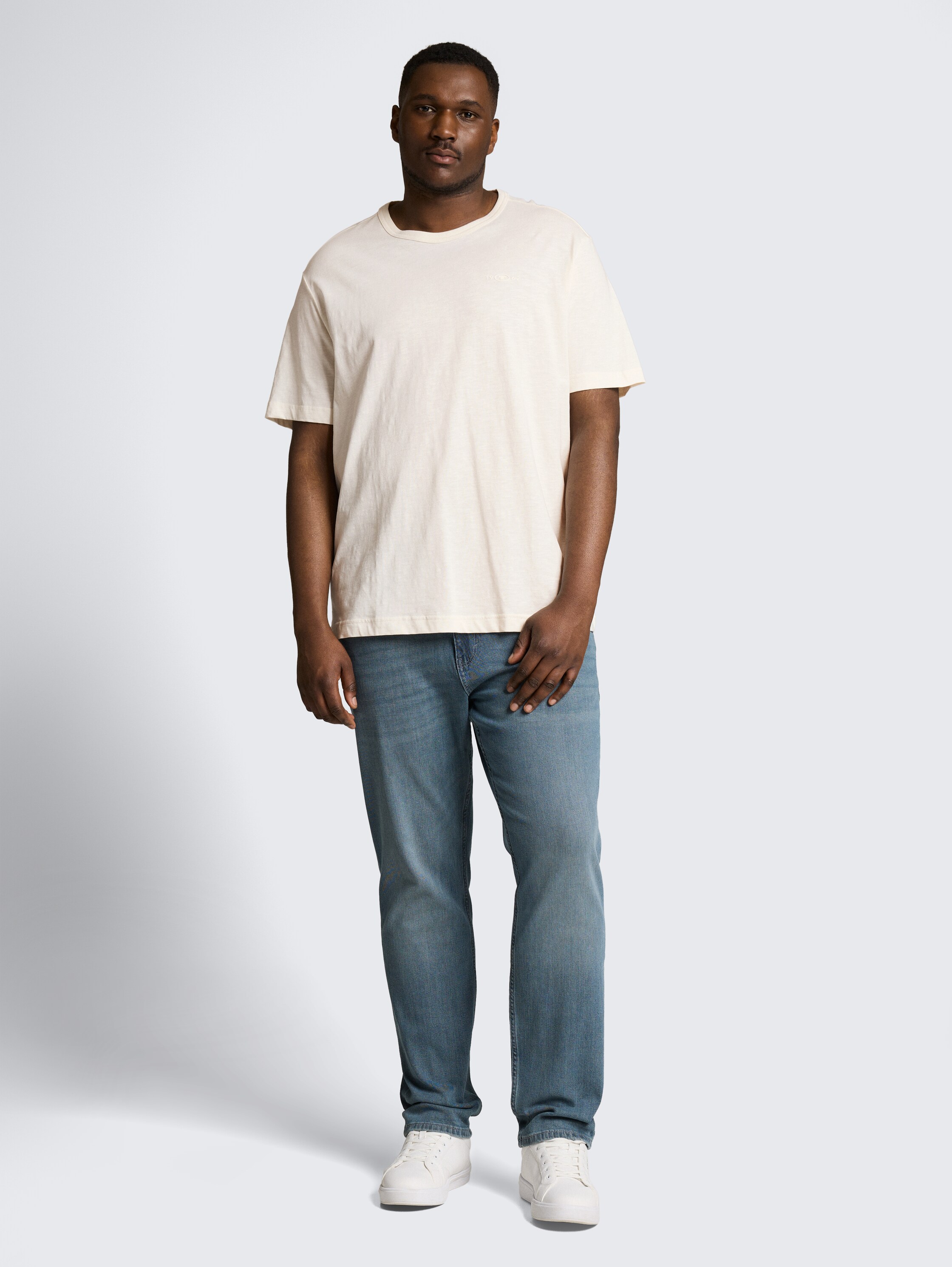 Plus Size - Basic T-Shirt aus Baumwolle - Gardenia White - Model-Vorderansicht