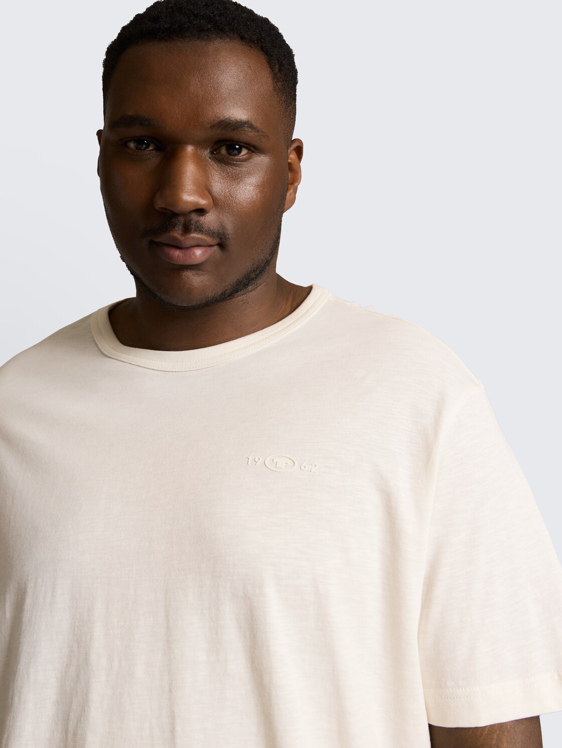 Plus Size - Basic T-Shirt aus Baumwolle - Gardenia White - Detail-Model-Ansicht