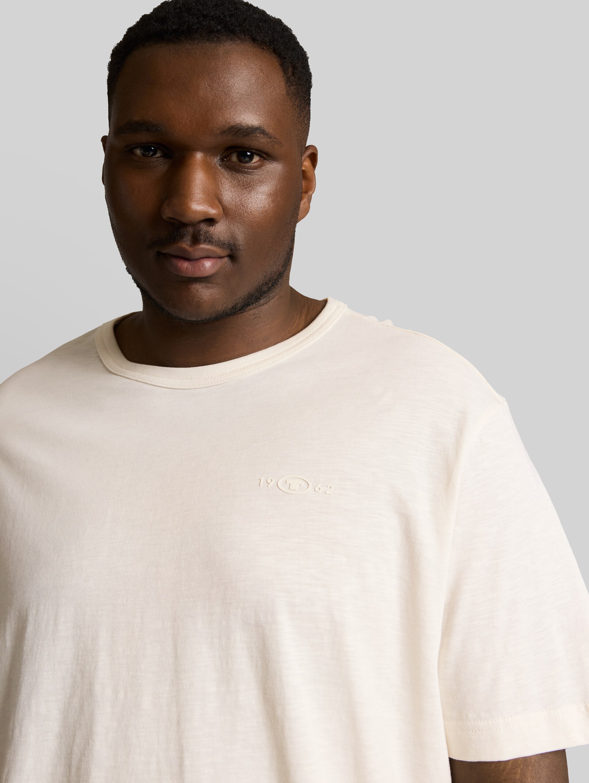 Plus Size - Basic T-Shirt aus Baumwolle - Gardenia White - Detail-Model-Ansicht
