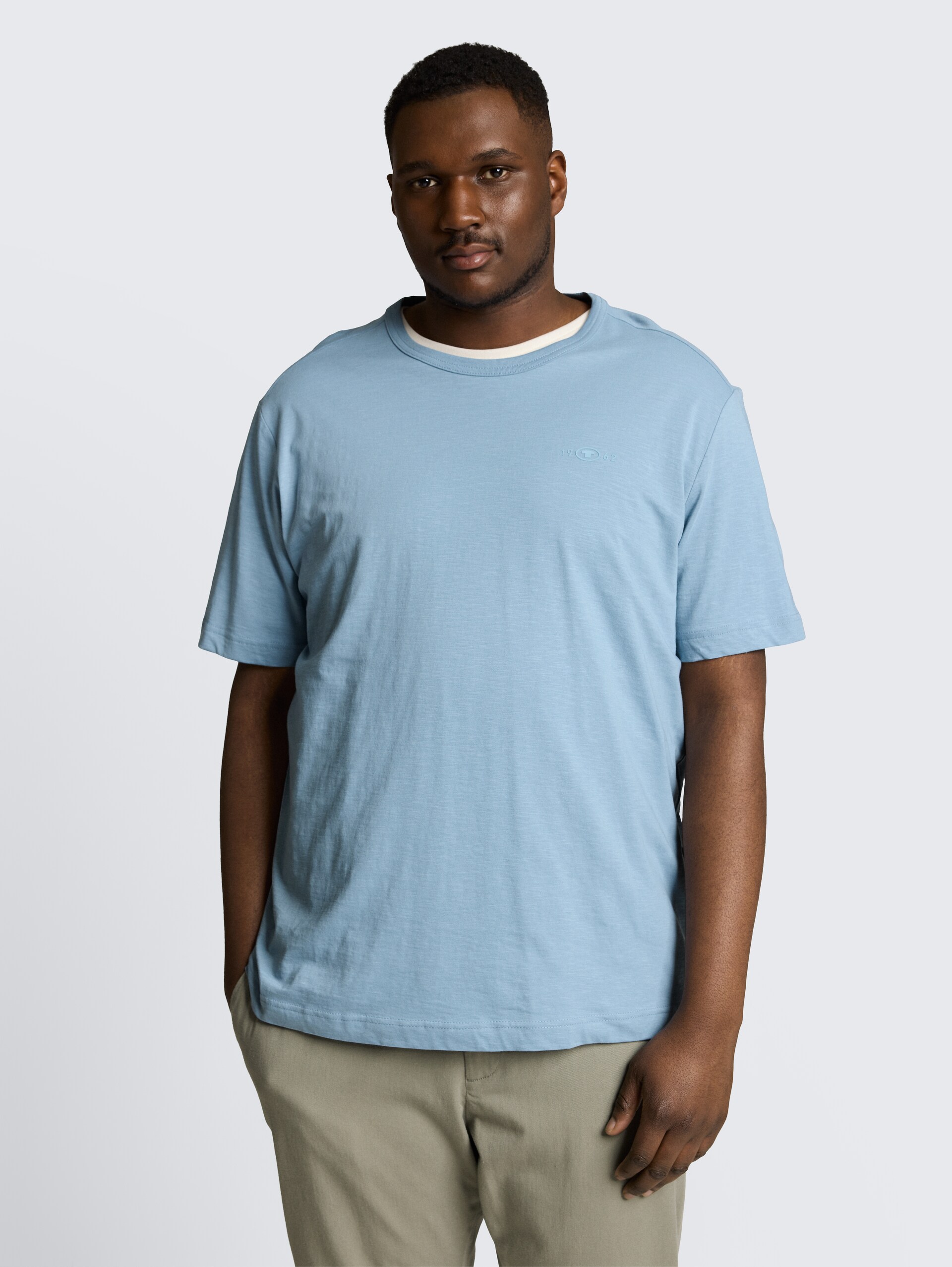 Plus Size - Basic T-Shirt aus Baumwolle - mountain spring blue - Ausschnitt Model-Vorderansicht