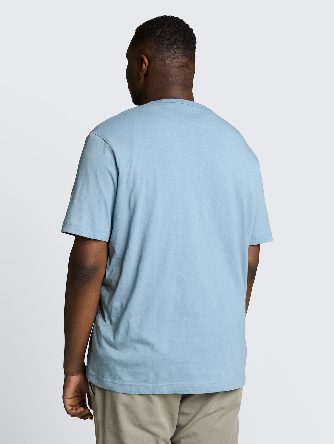 Plus Size - Basic T-Shirt aus Baumwolle - mountain spring blue - Auschnitt Model-Rückansicht